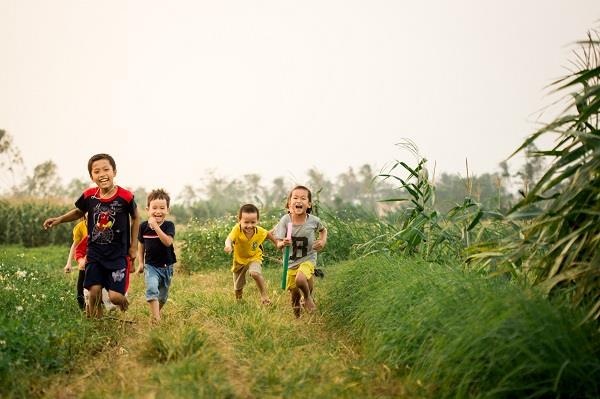 Phia sau than phan nhung dua tre suyt bi quang ra duong hinh anh