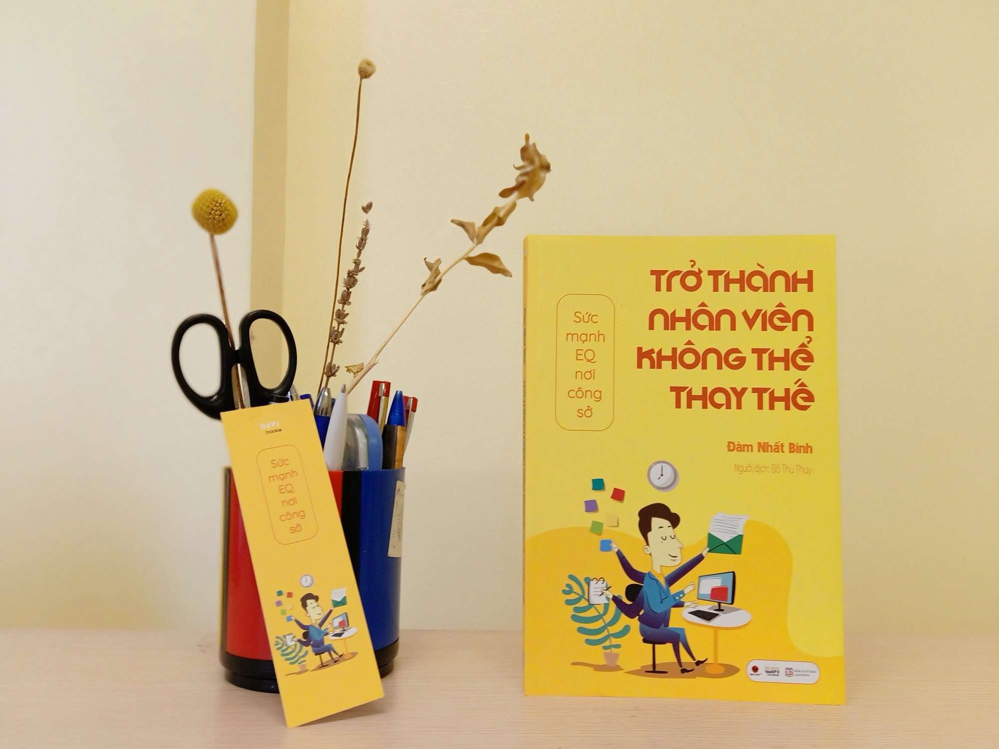 Review sach Tro thanh nhan vien khong the thay the. anh 1