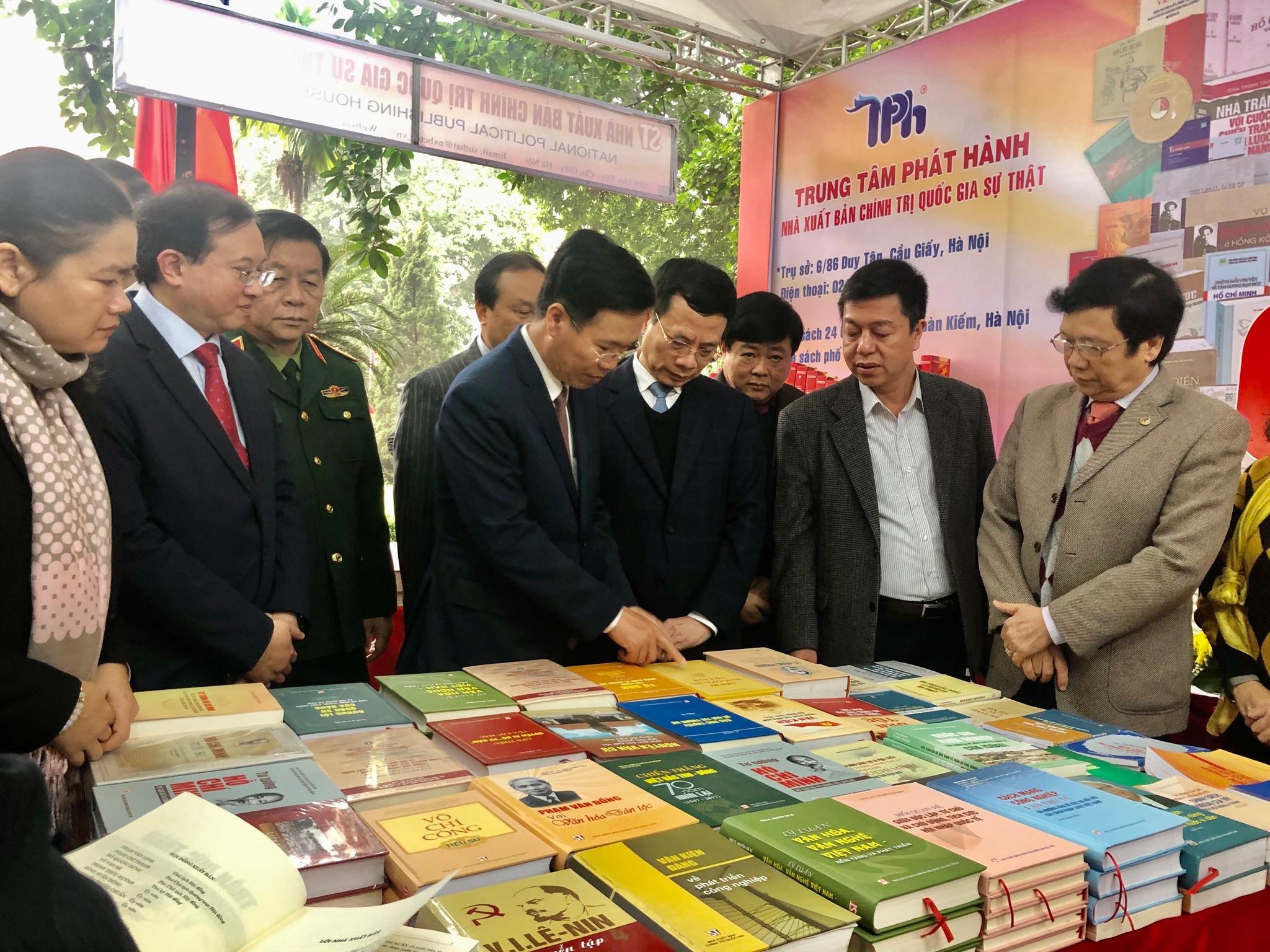 Trung bay 10.000 ban sach, tai lieu ve Dang hinh anh