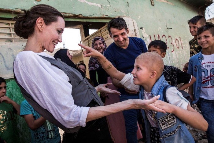 Review sach Nhat ky nhung chuyen di cua Angelina Jolie anh 3