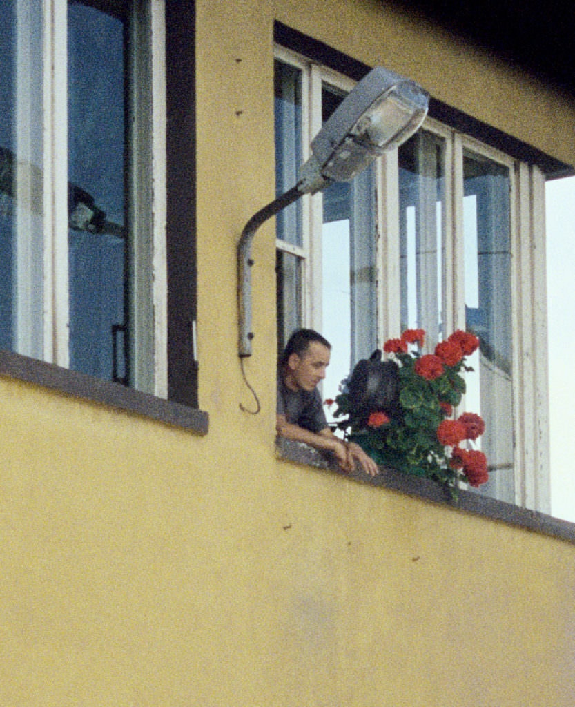 chau Au nhin qua cua so xe lua anh 2