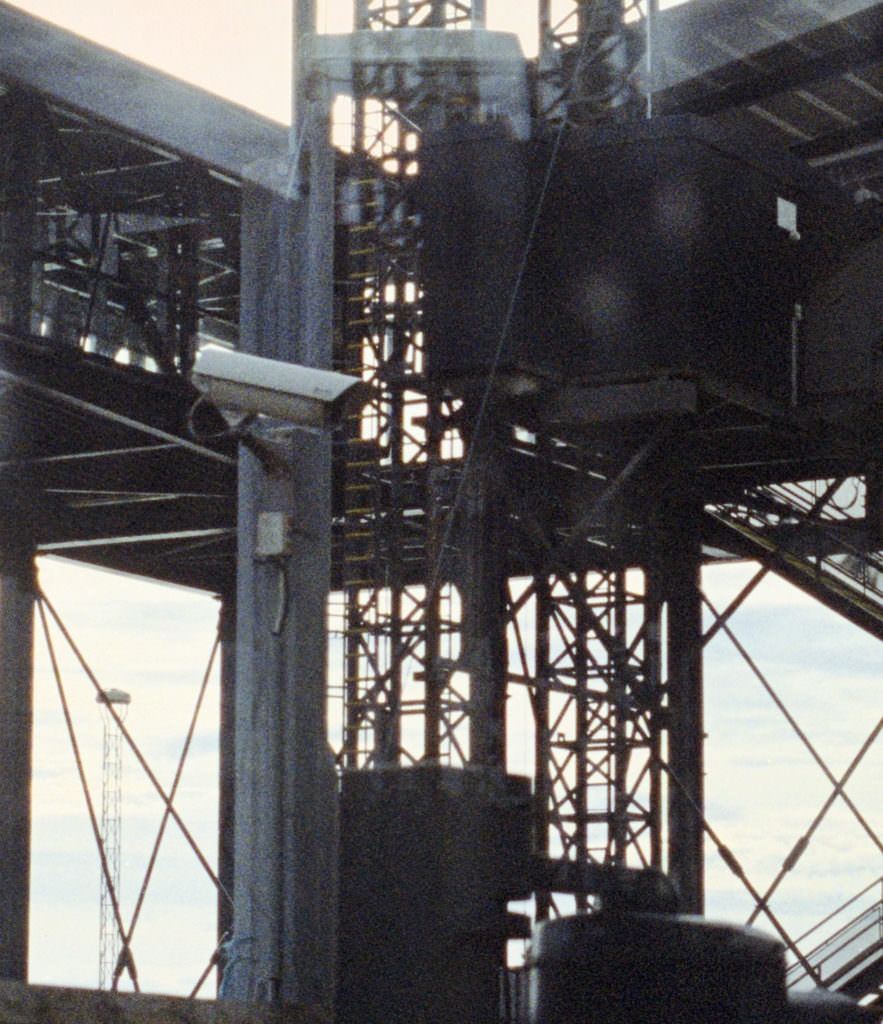 chau Au nhin qua cua so xe lua anh 5