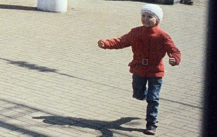 Hinh anh chau Au nhin qua cua so xe lua hinh anh