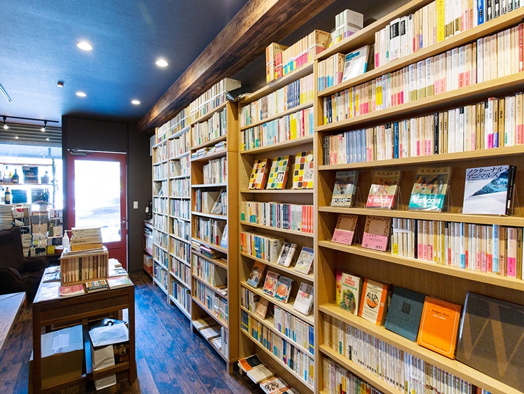 Chang trai Nhat mo cua hang sach cu hinh anh