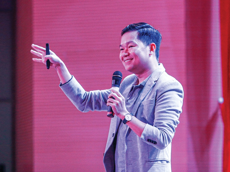 Con nguoi la trung tam cua doi moi giao duc hinh anh