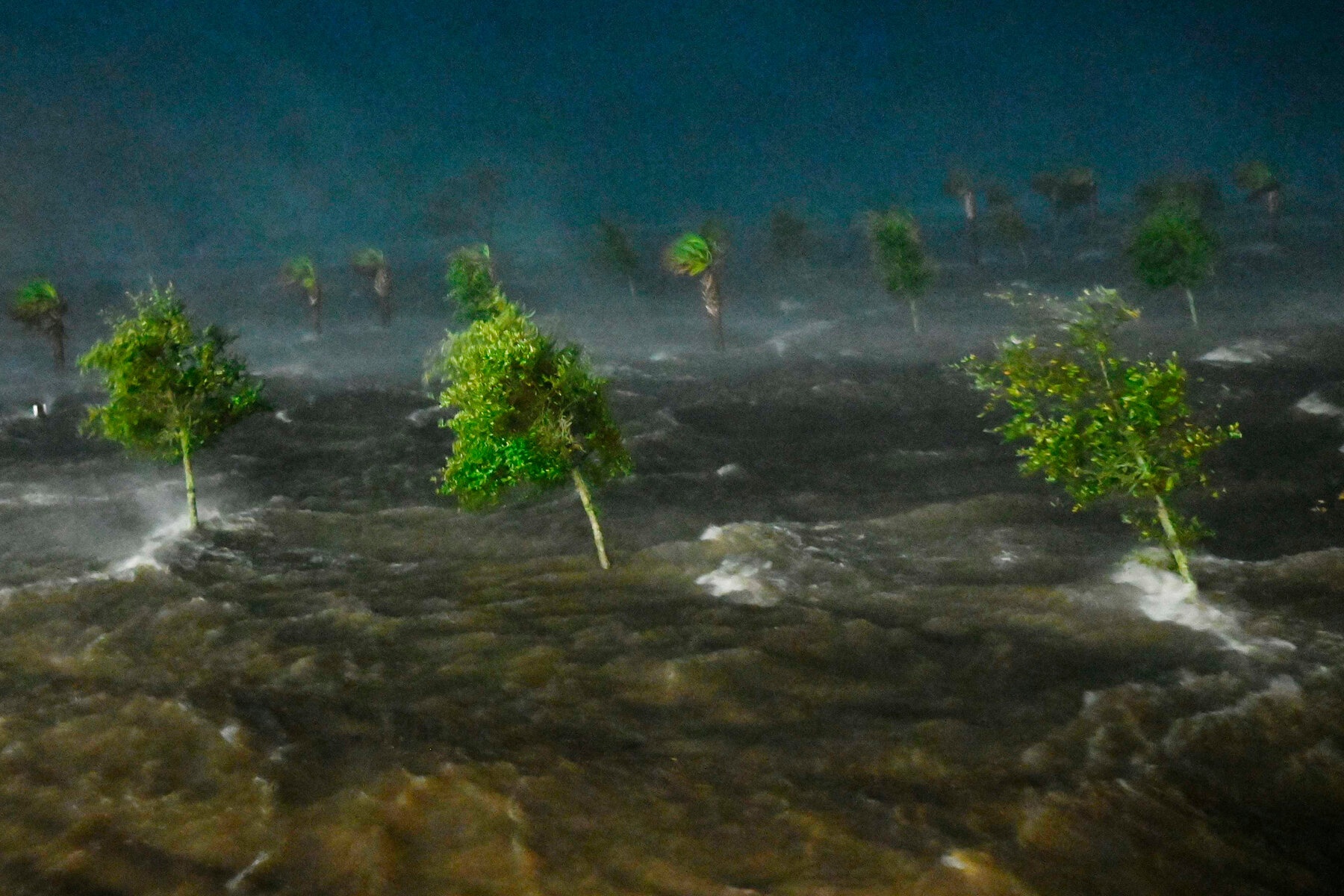 Ba cuon sach ve bien doi khi hau hinh anh