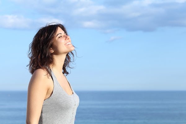 Phut tinh lang giua nhip doi chay troi hinh anh