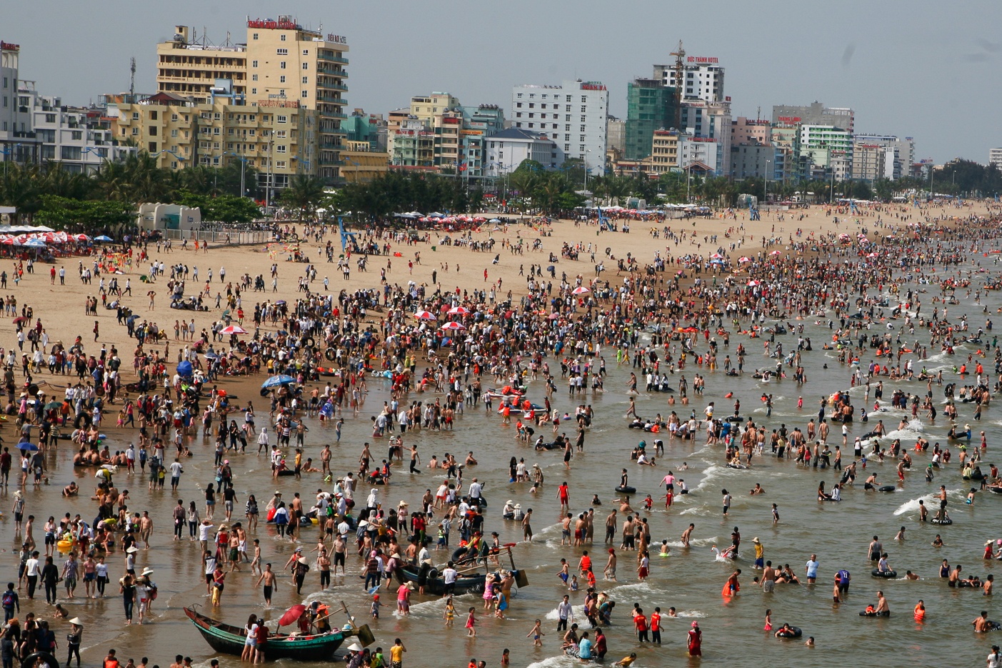 Bien Sam Son dong nghet, khach san chay phong hinh anh