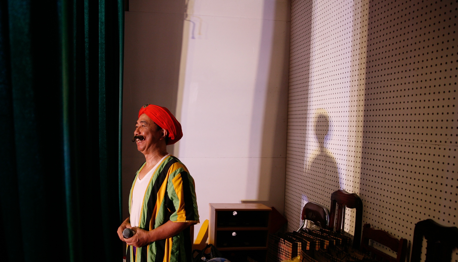 nghe si Hong Ky chuyen bieu dien cho tre em anh 15