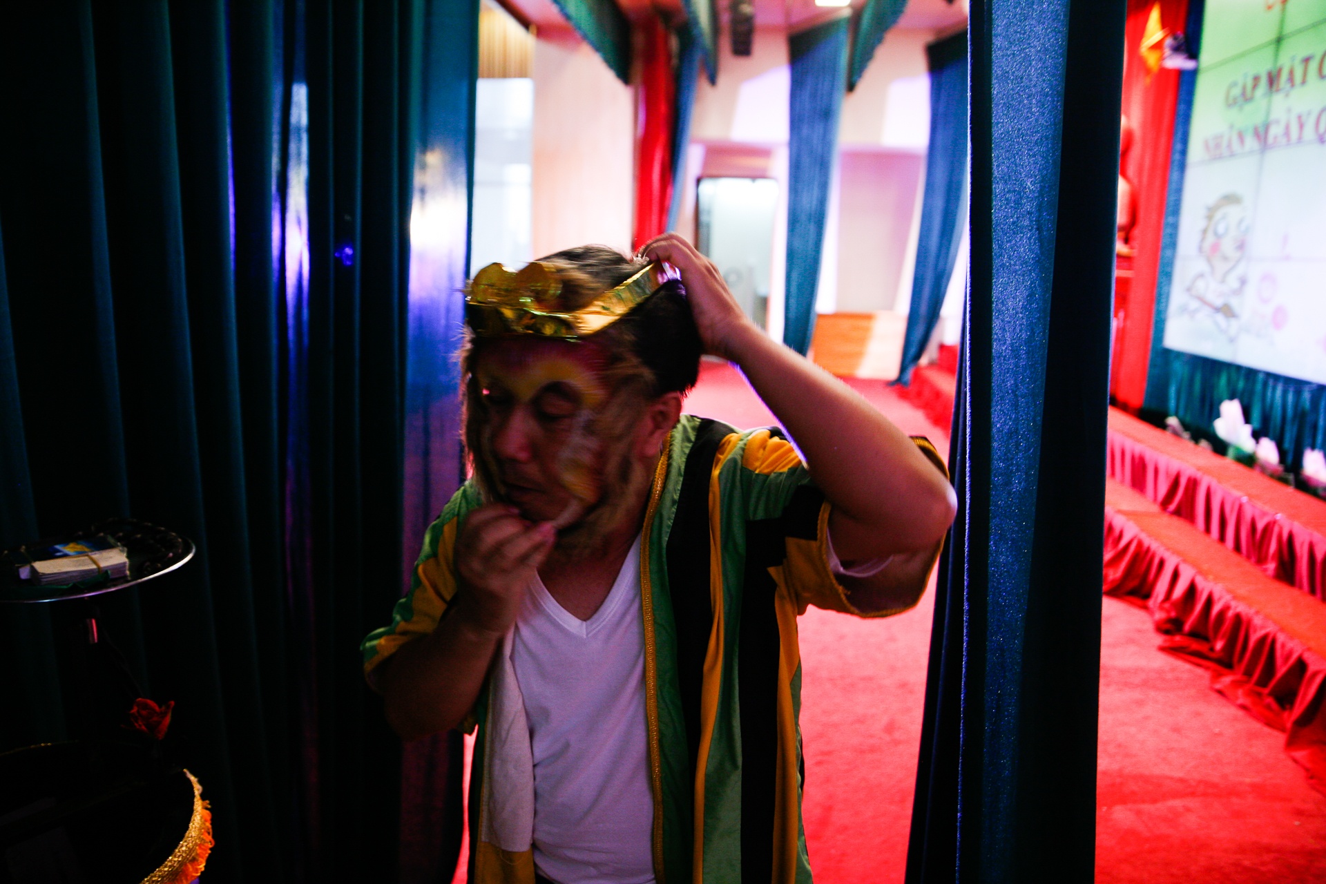 nghe si Hong Ky chuyen bieu dien cho tre em anh 16