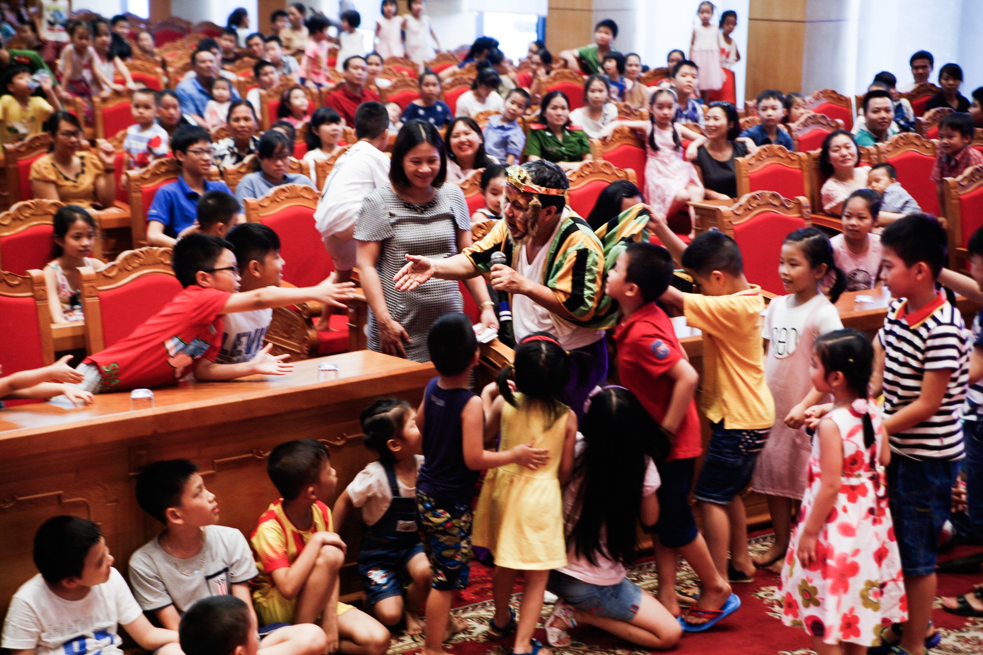 nghe si Hong Ky chuyen bieu dien cho tre em anh 17