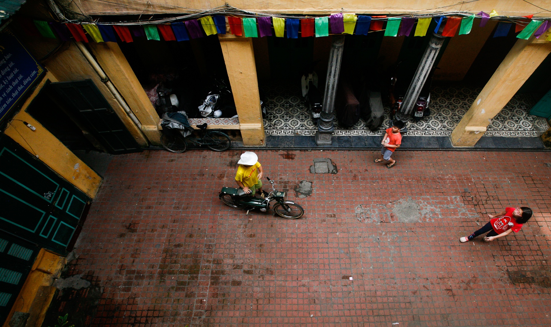 nghe si Hong Ky chuyen bieu dien cho tre em anh 1