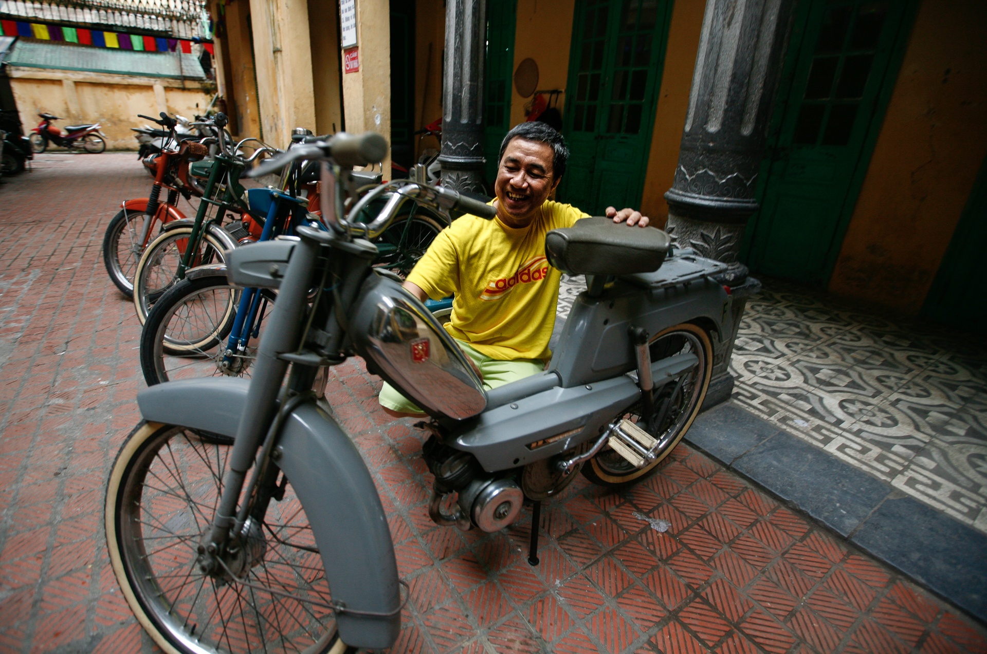 nghe si Hong Ky chuyen bieu dien cho tre em anh 2