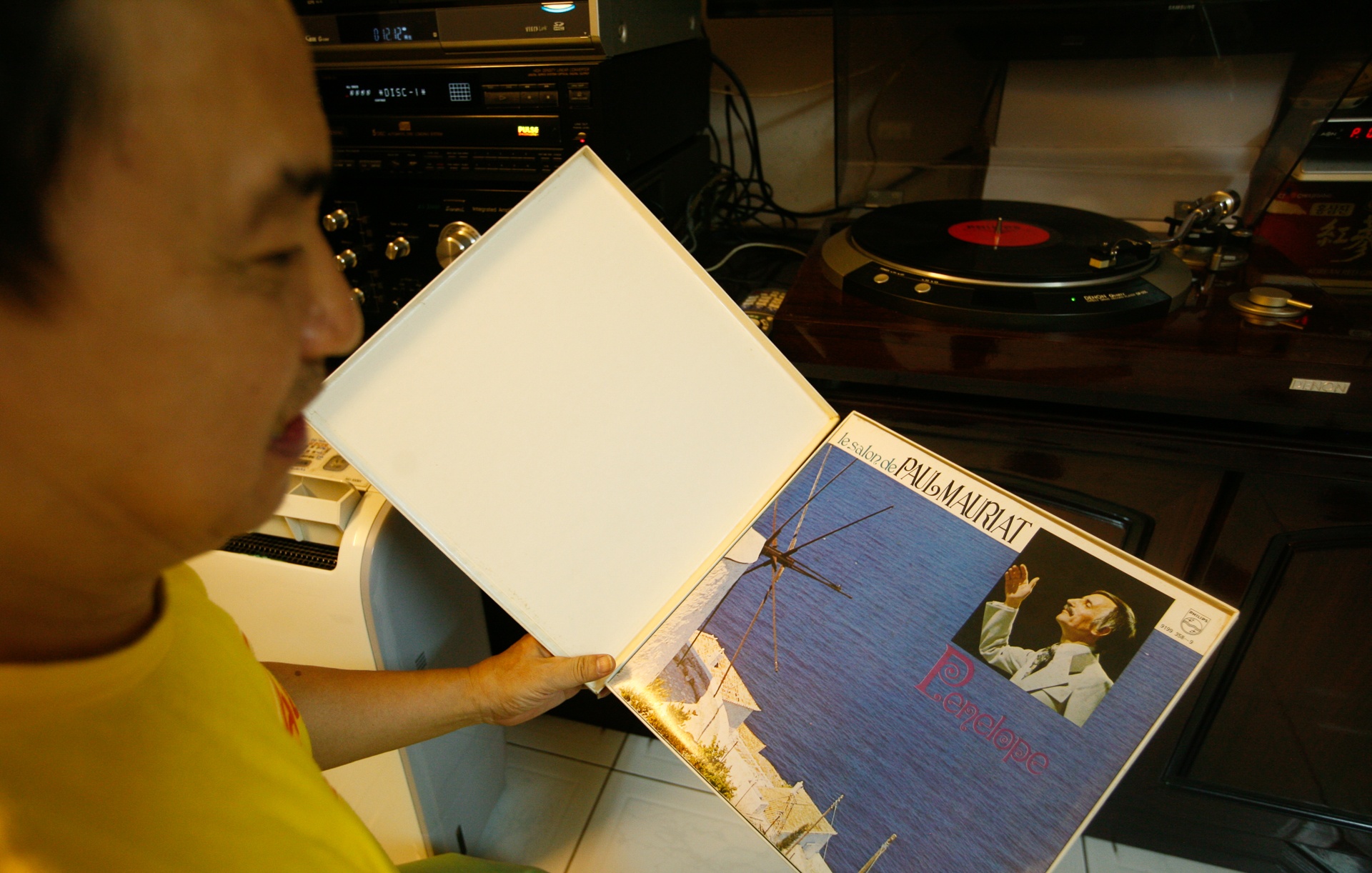 nghe si Hong Ky chuyen bieu dien cho tre em anh 7