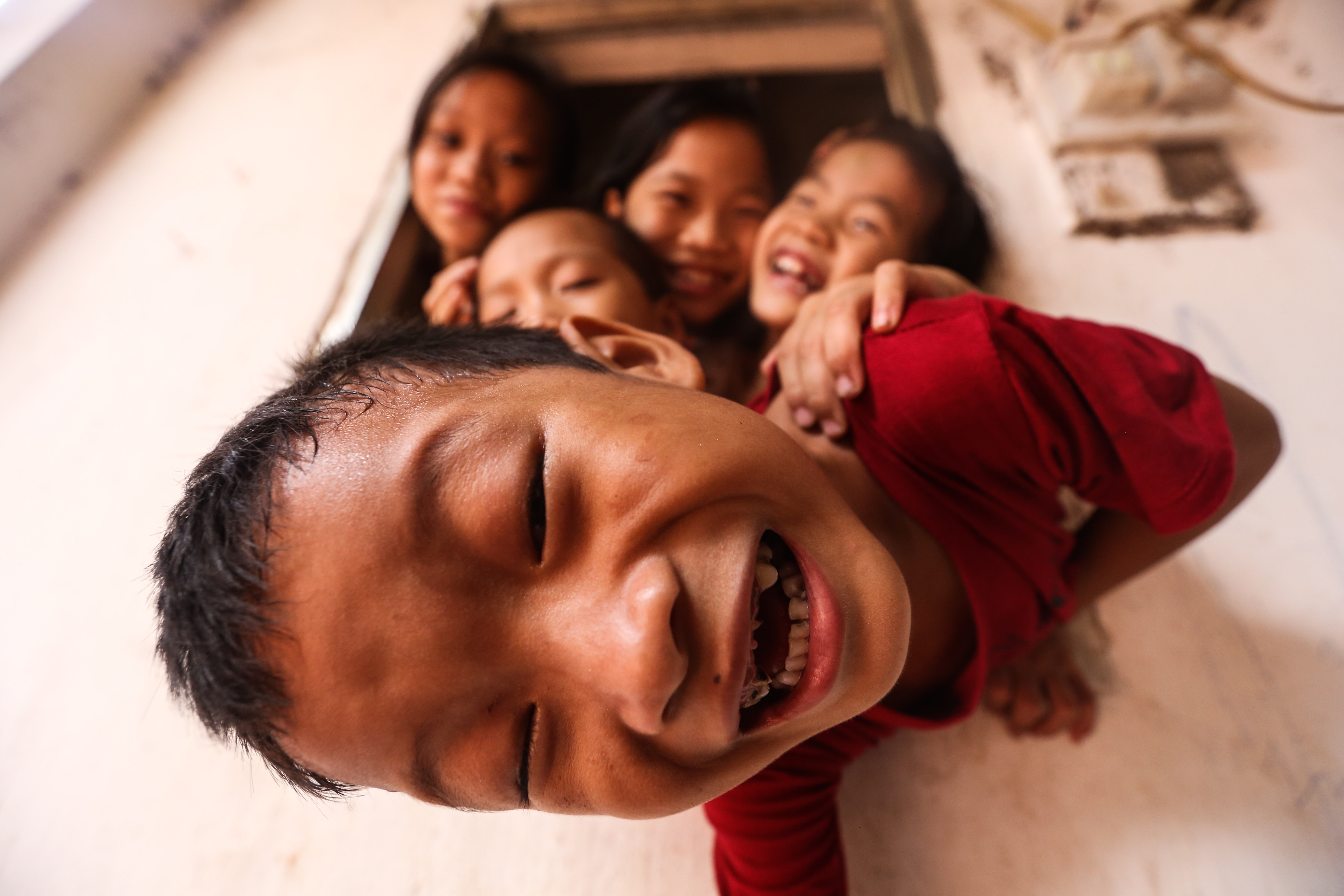 Cuoc doi cuc nhoc cua ba me sinh 14 dua con hinh anh