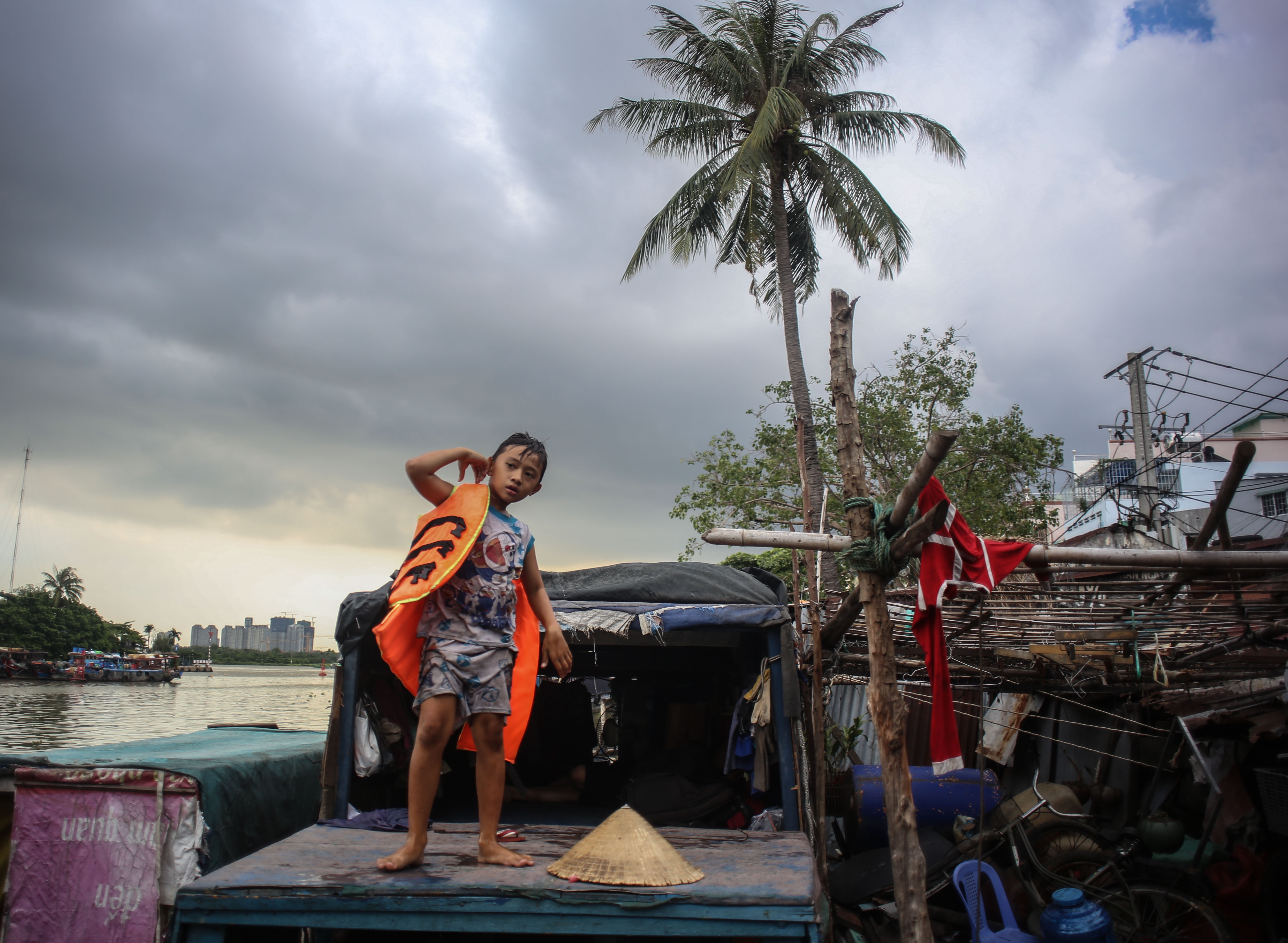 gia dinh song duoi chan cau Tan Thuan anh 11