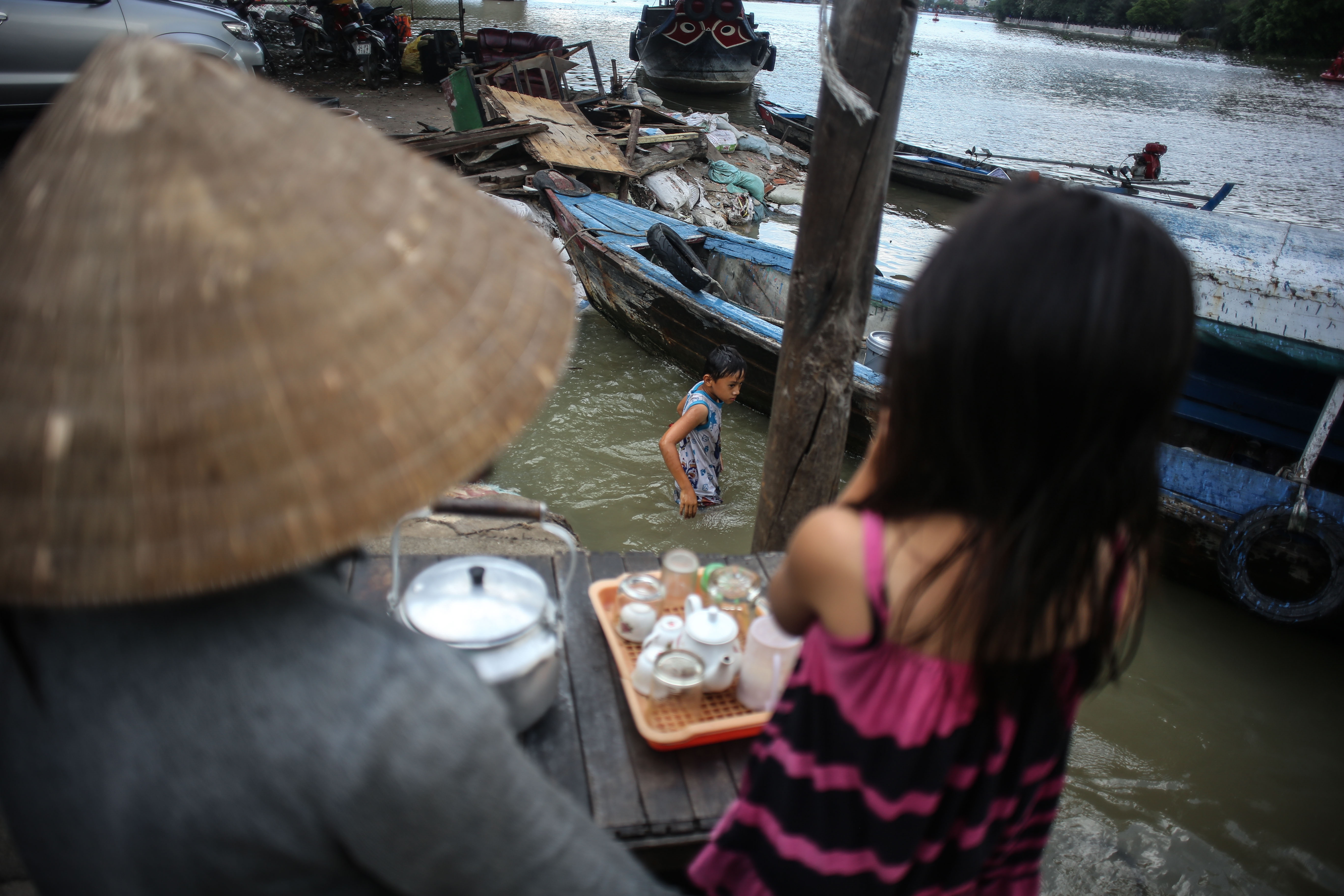 gia dinh song duoi chan cau Tan Thuan anh 12