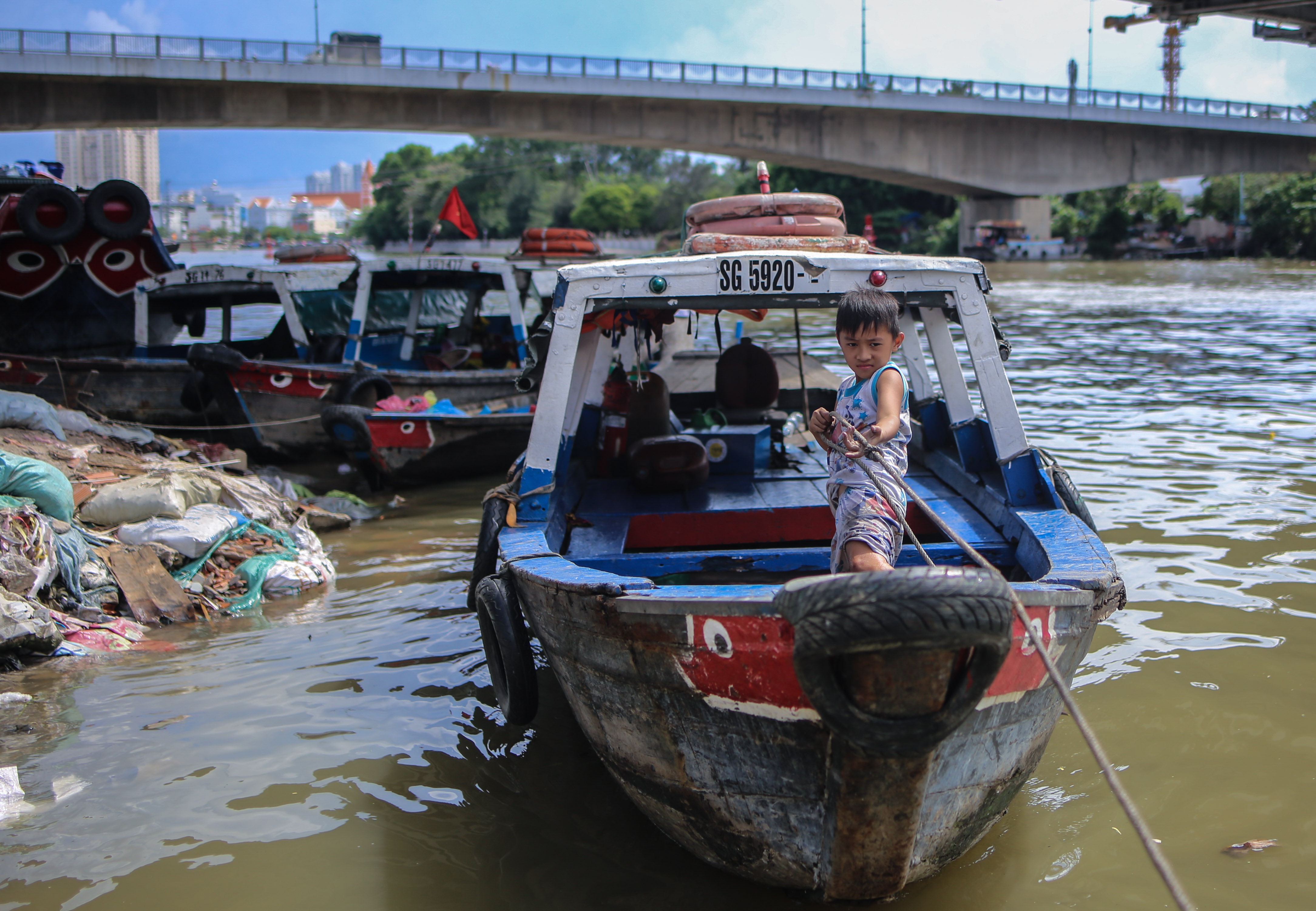 gia dinh song duoi chan cau Tan Thuan anh 13