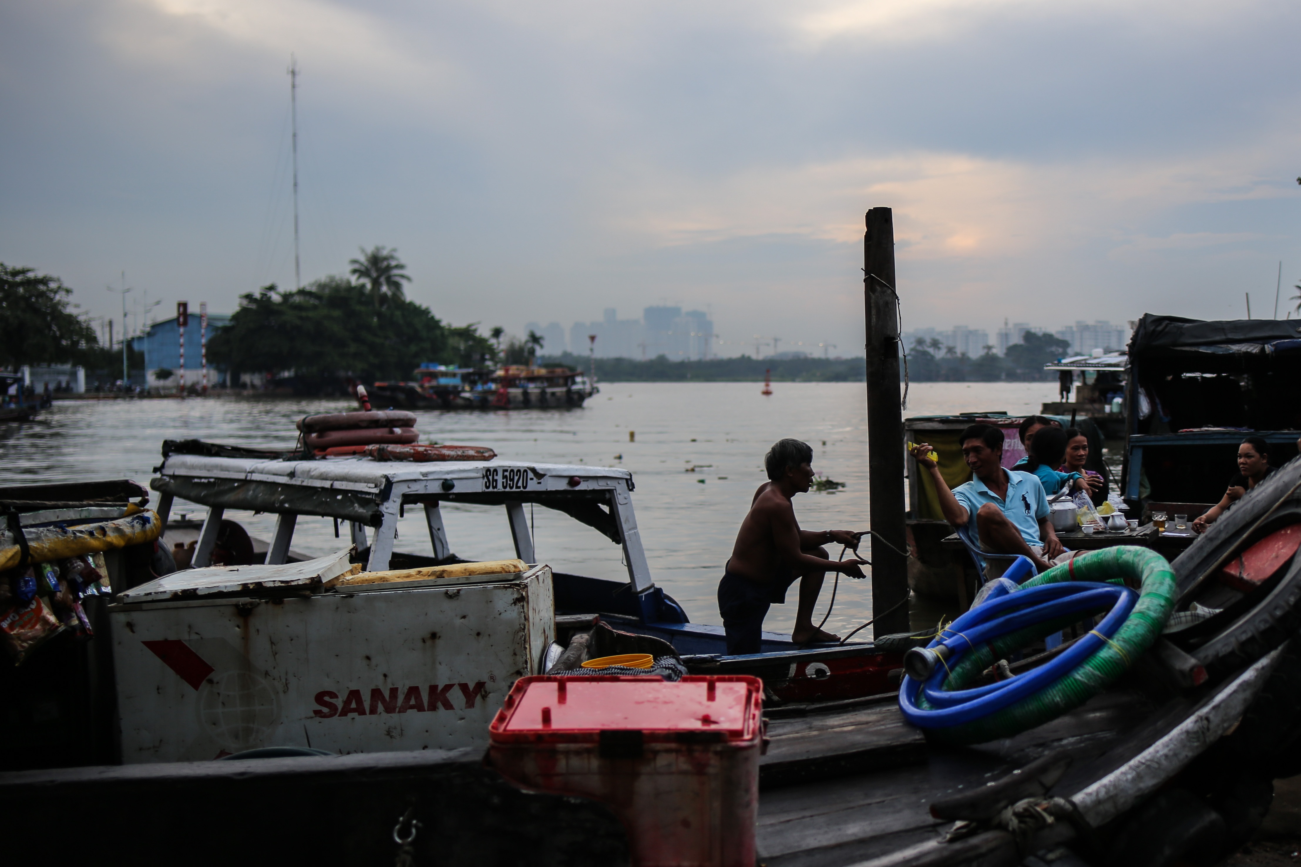 gia dinh song duoi chan cau Tan Thuan anh 15