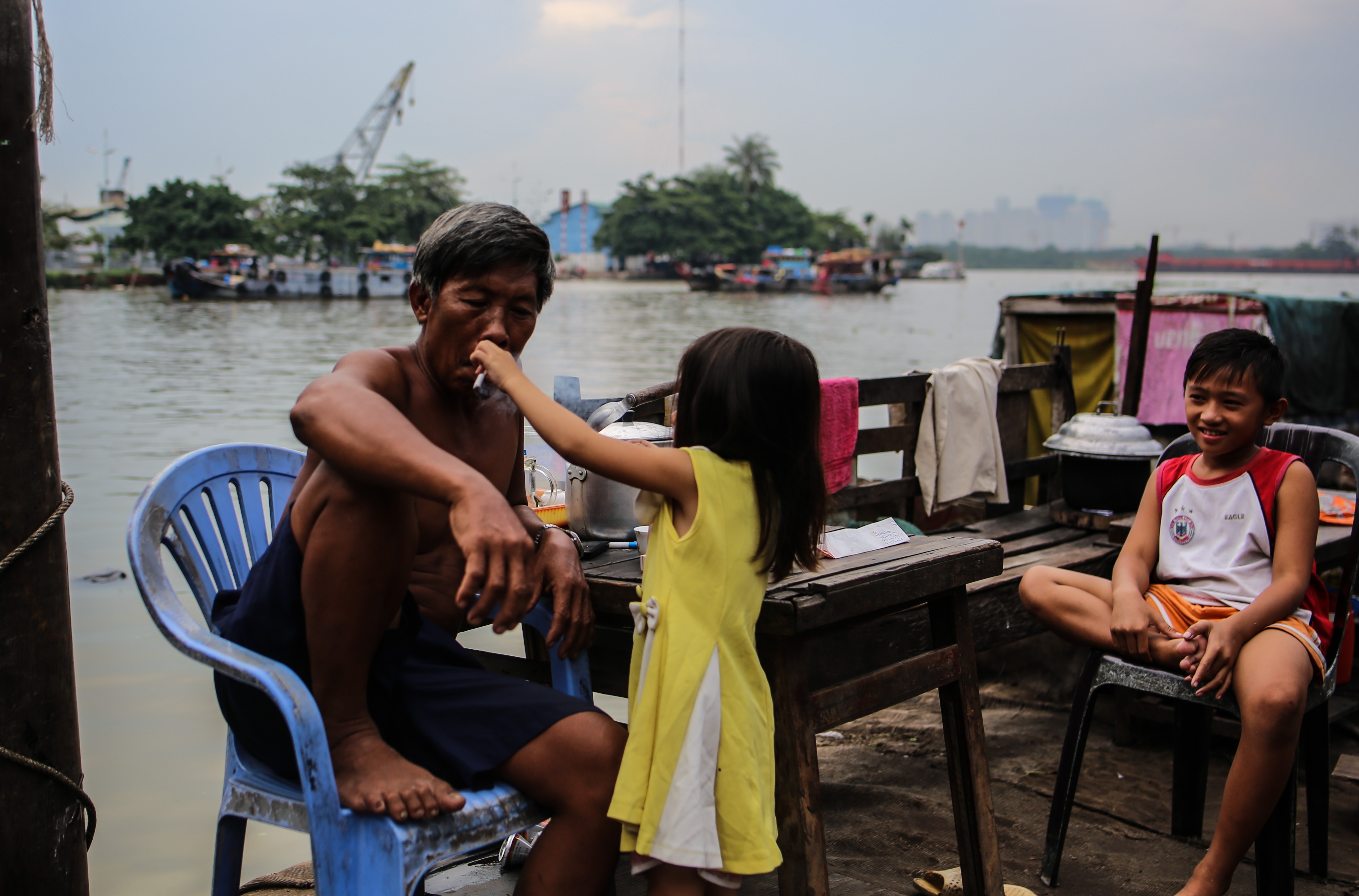 gia dinh song duoi chan cau Tan Thuan anh 16