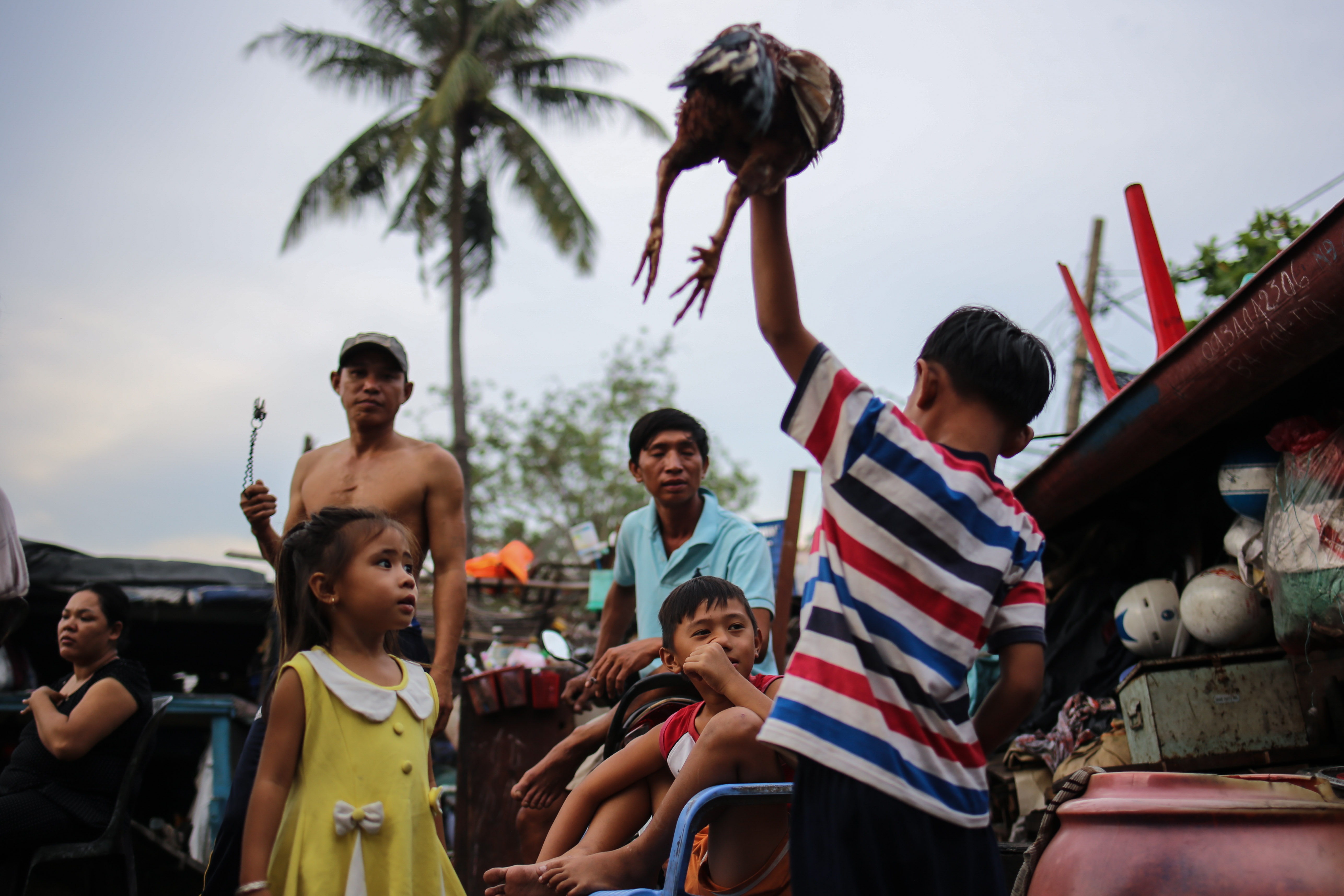 gia dinh song duoi chan cau Tan Thuan anh 18