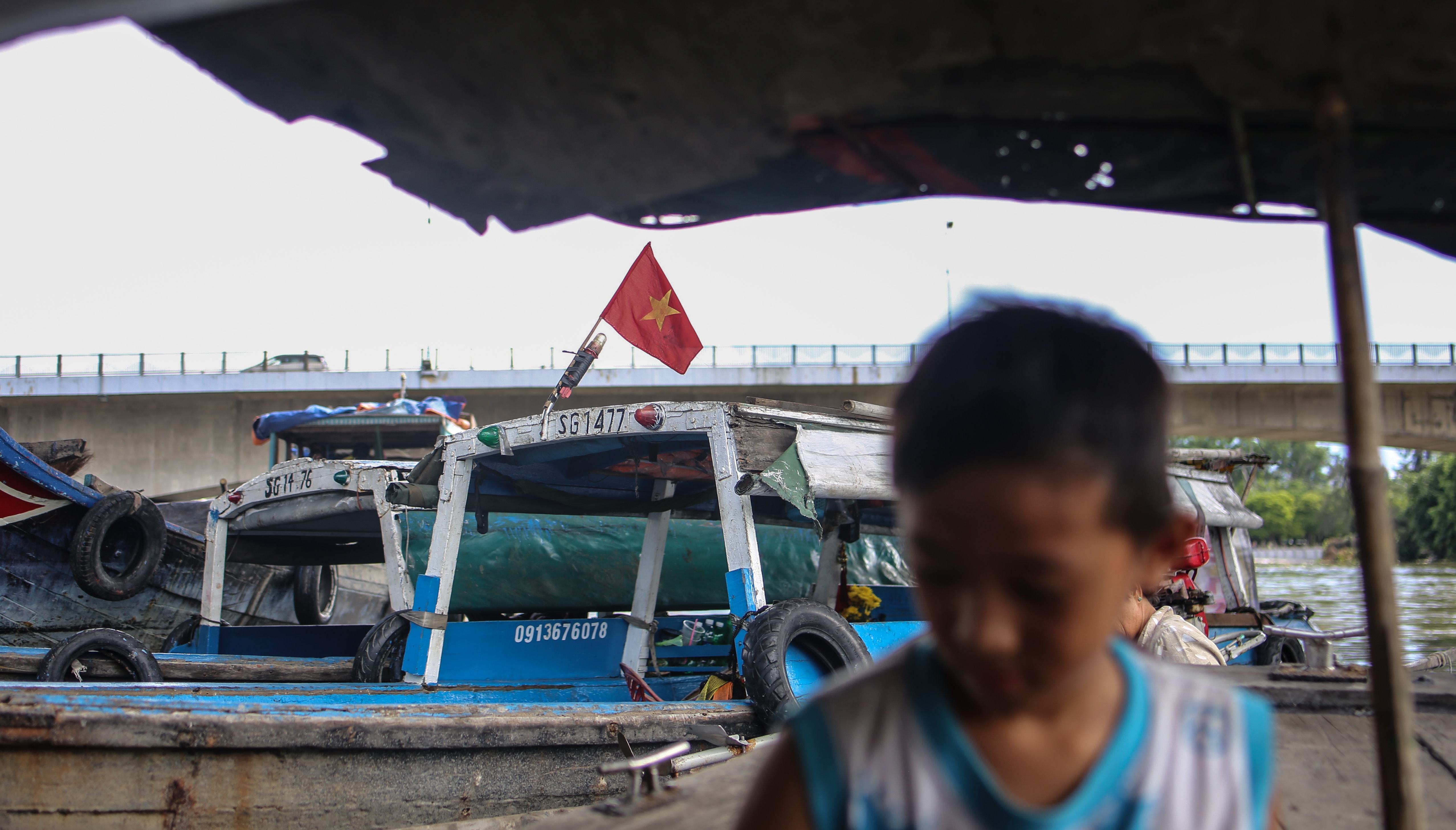 gia dinh song duoi chan cau Tan Thuan anh 19