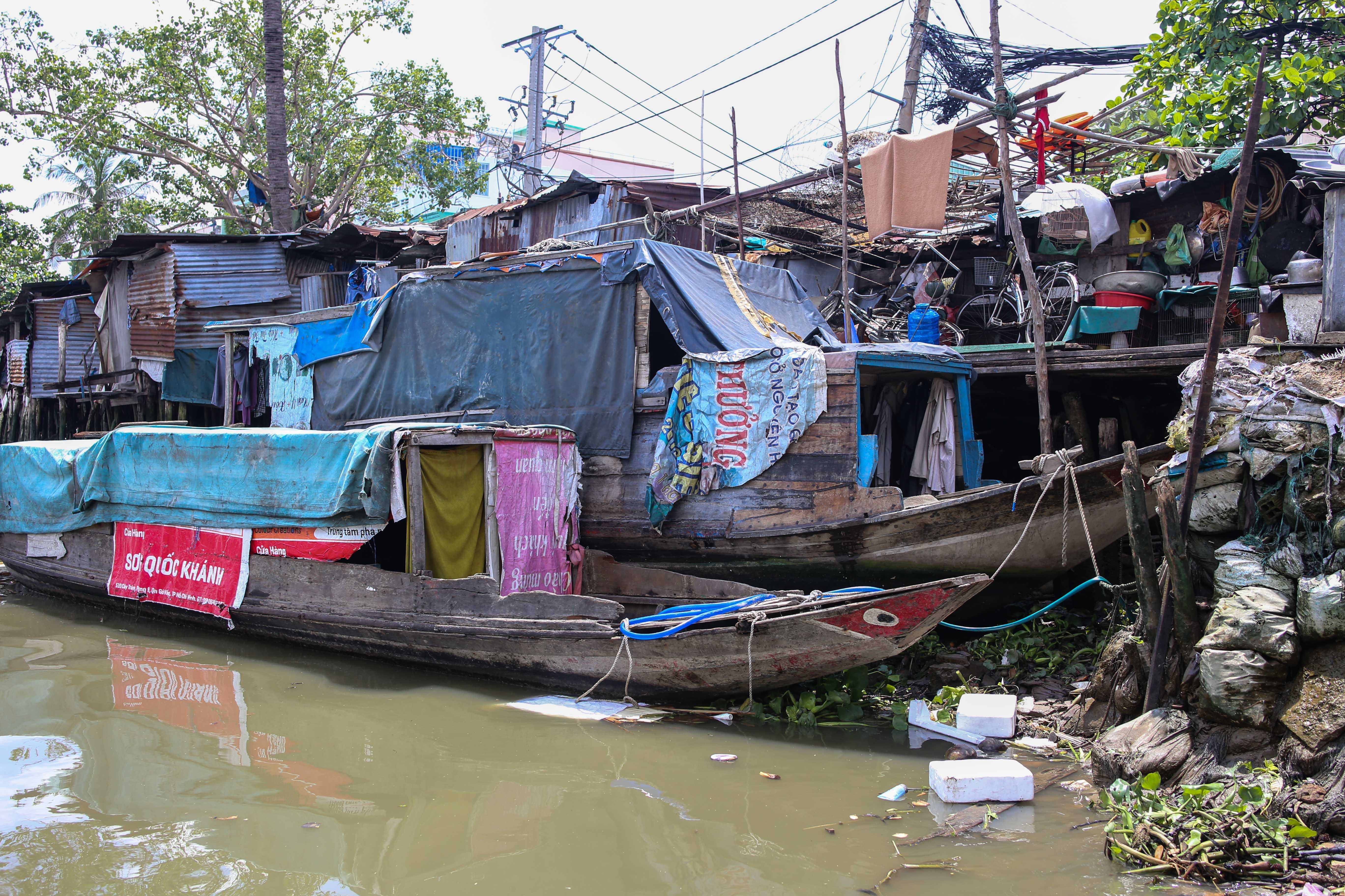 gia dinh song duoi chan cau Tan Thuan anh 2