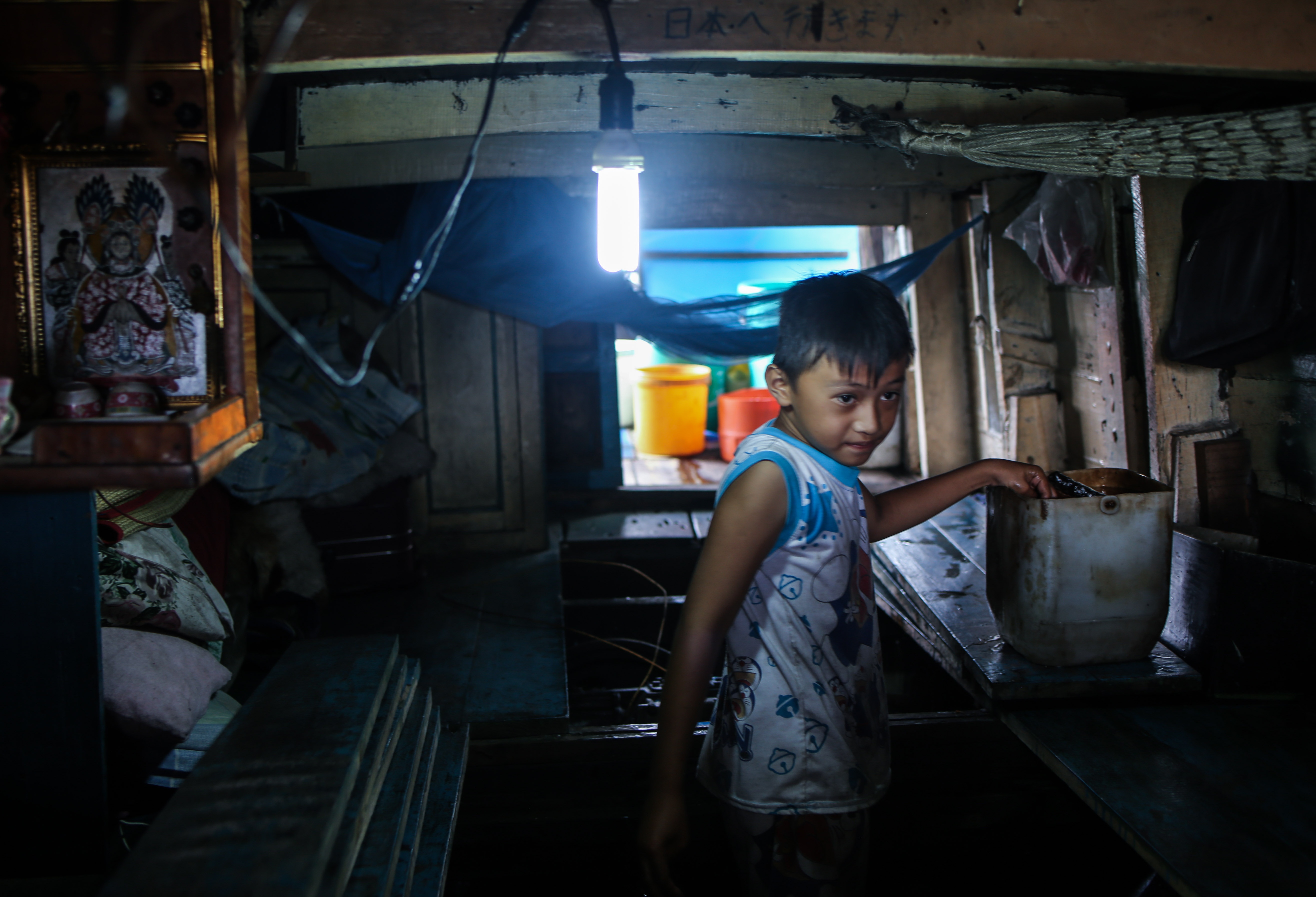 gia dinh song duoi chan cau Tan Thuan anh 3