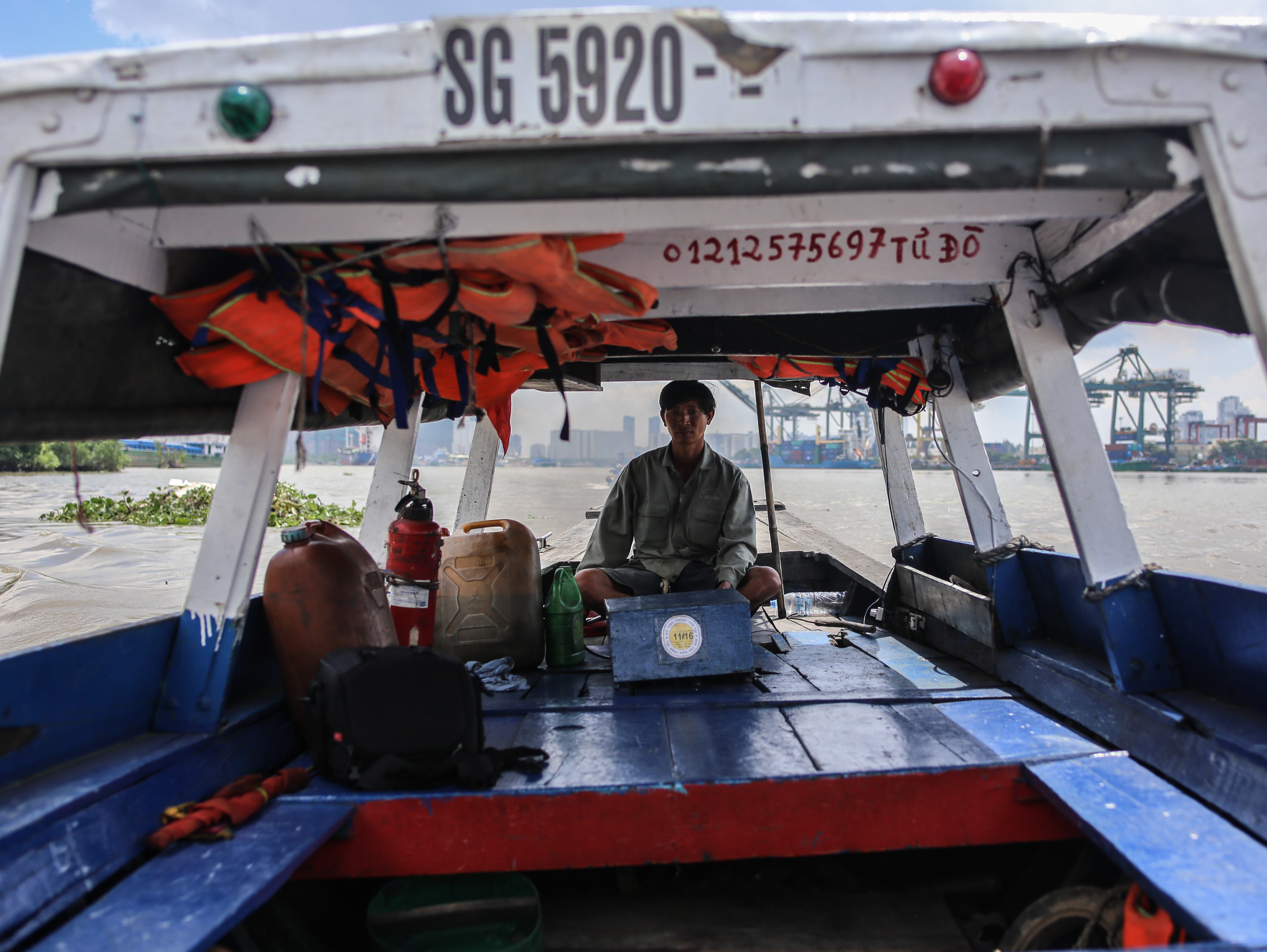 gia dinh song duoi chan cau Tan Thuan anh 4