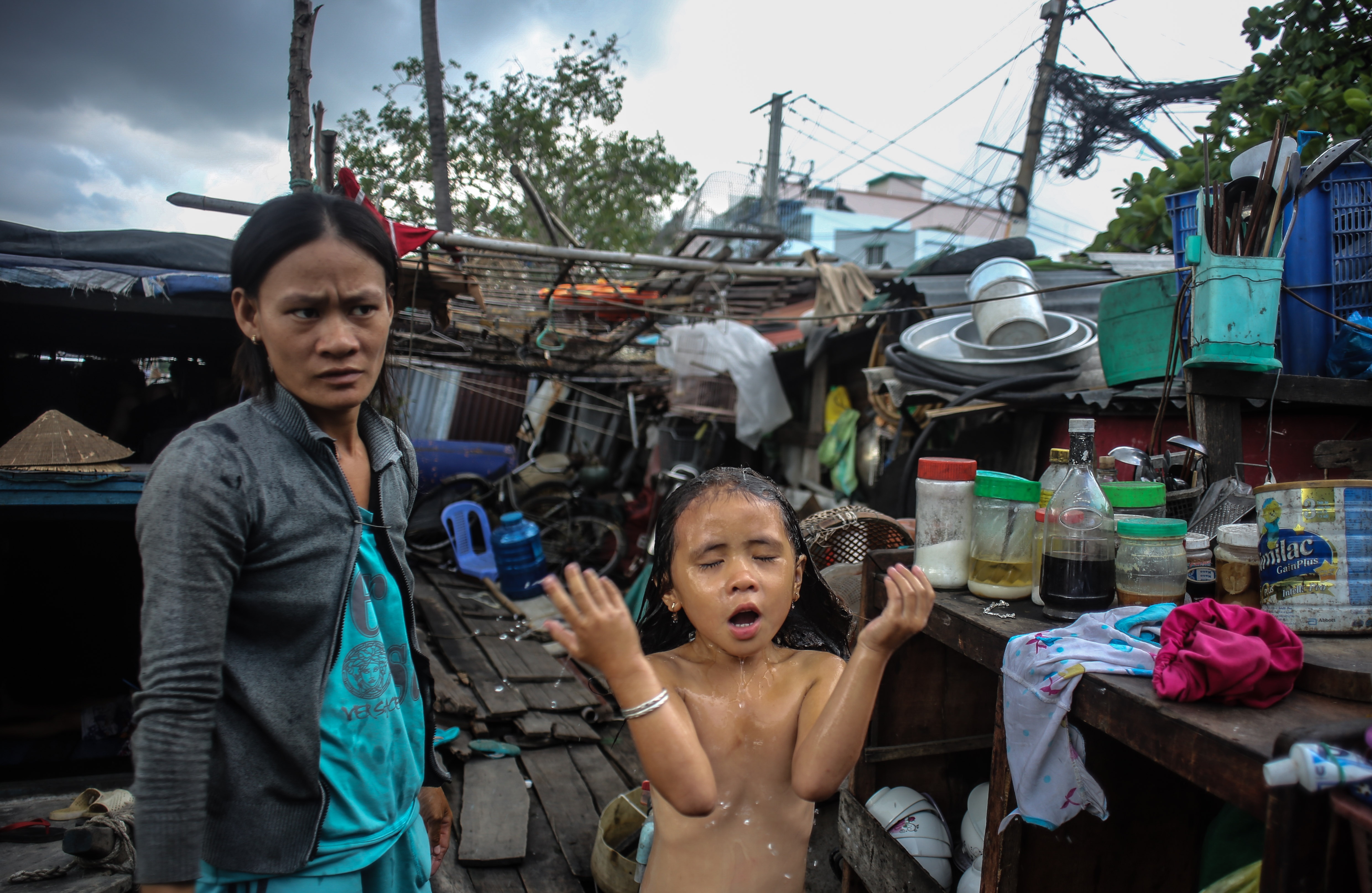 Cuoc song cua gia dinh 3 the he duoi chan cau Tan Thuan hinh anh