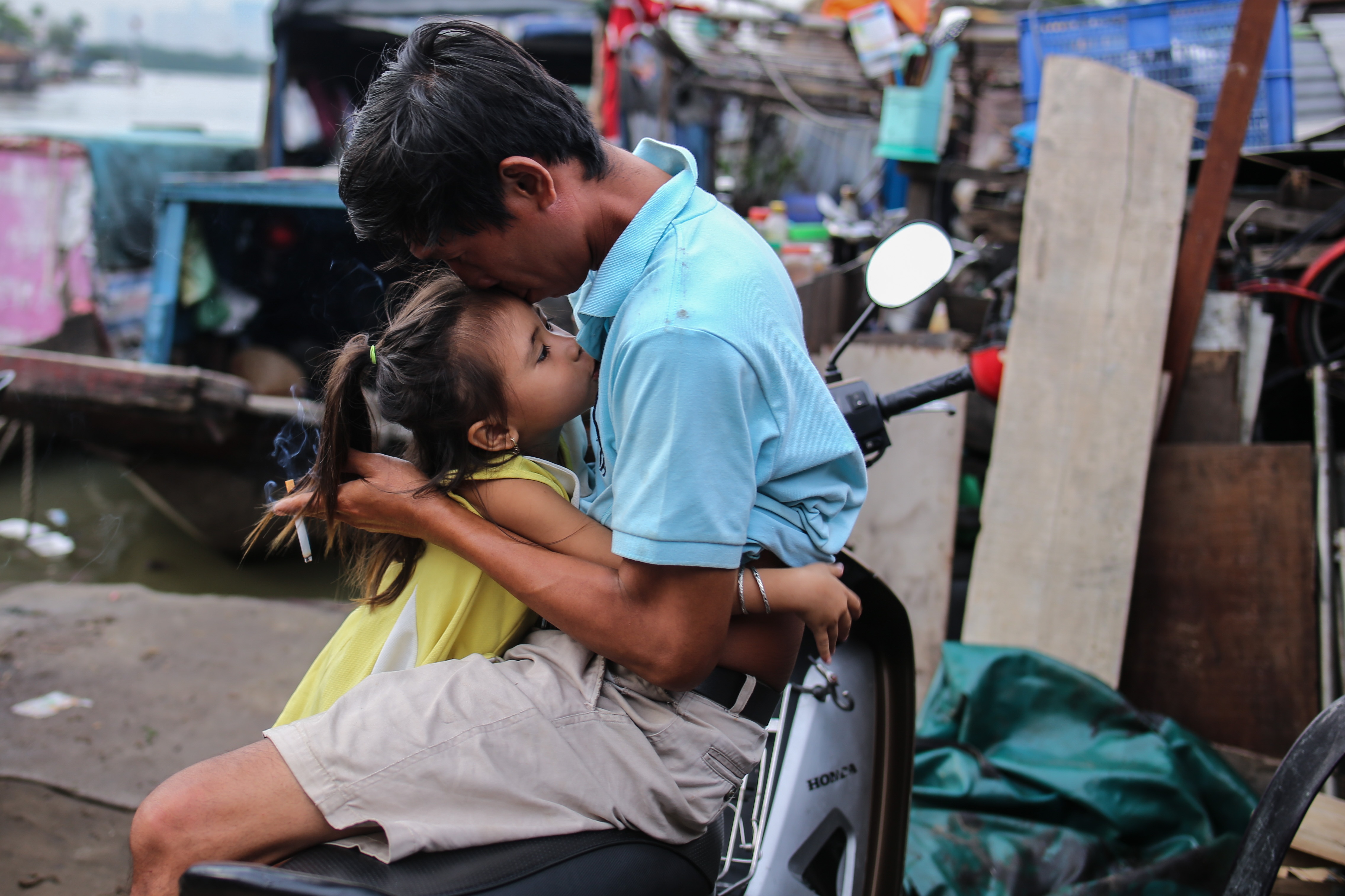 gia dinh song duoi chan cau Tan Thuan anh 8