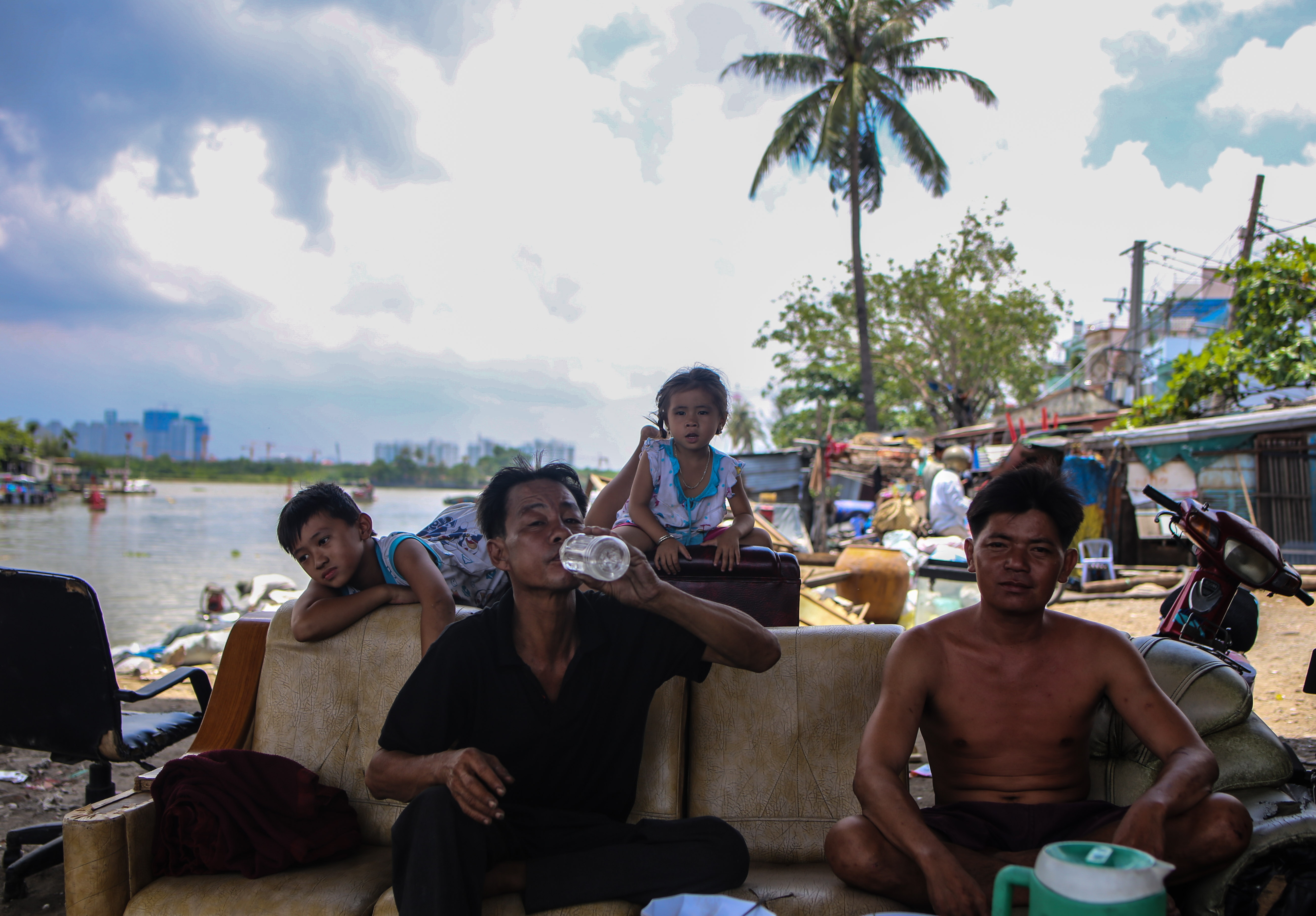 gia dinh song duoi chan cau Tan Thuan anh 9