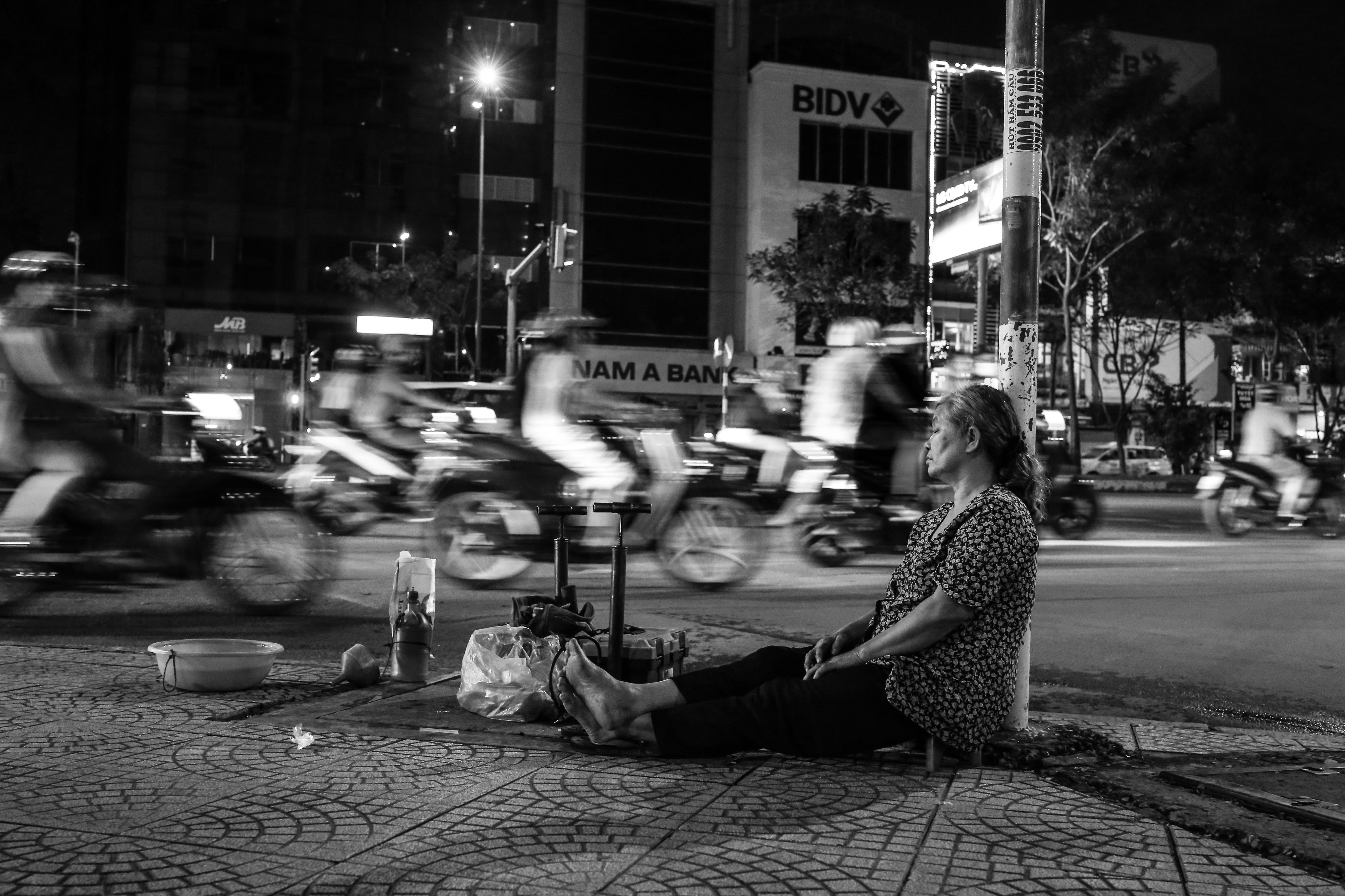 Ba cu va xe dem 30 nam anh 20