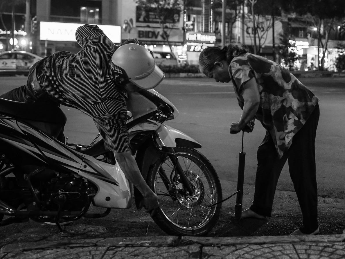 Ba ngoai 30 nam va xe nuoi chau an hoc o Sai Gon hinh anh