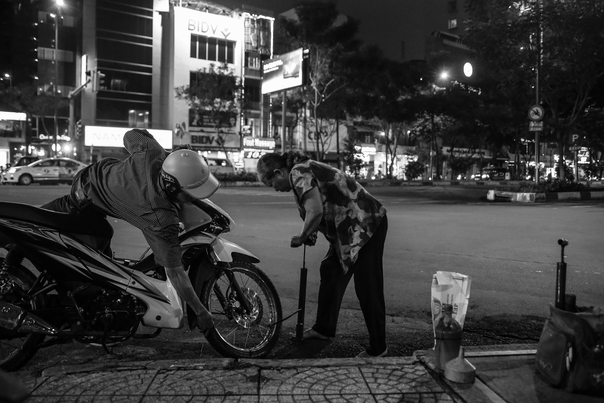 Ba cu va xe dem 30 nam anh 2