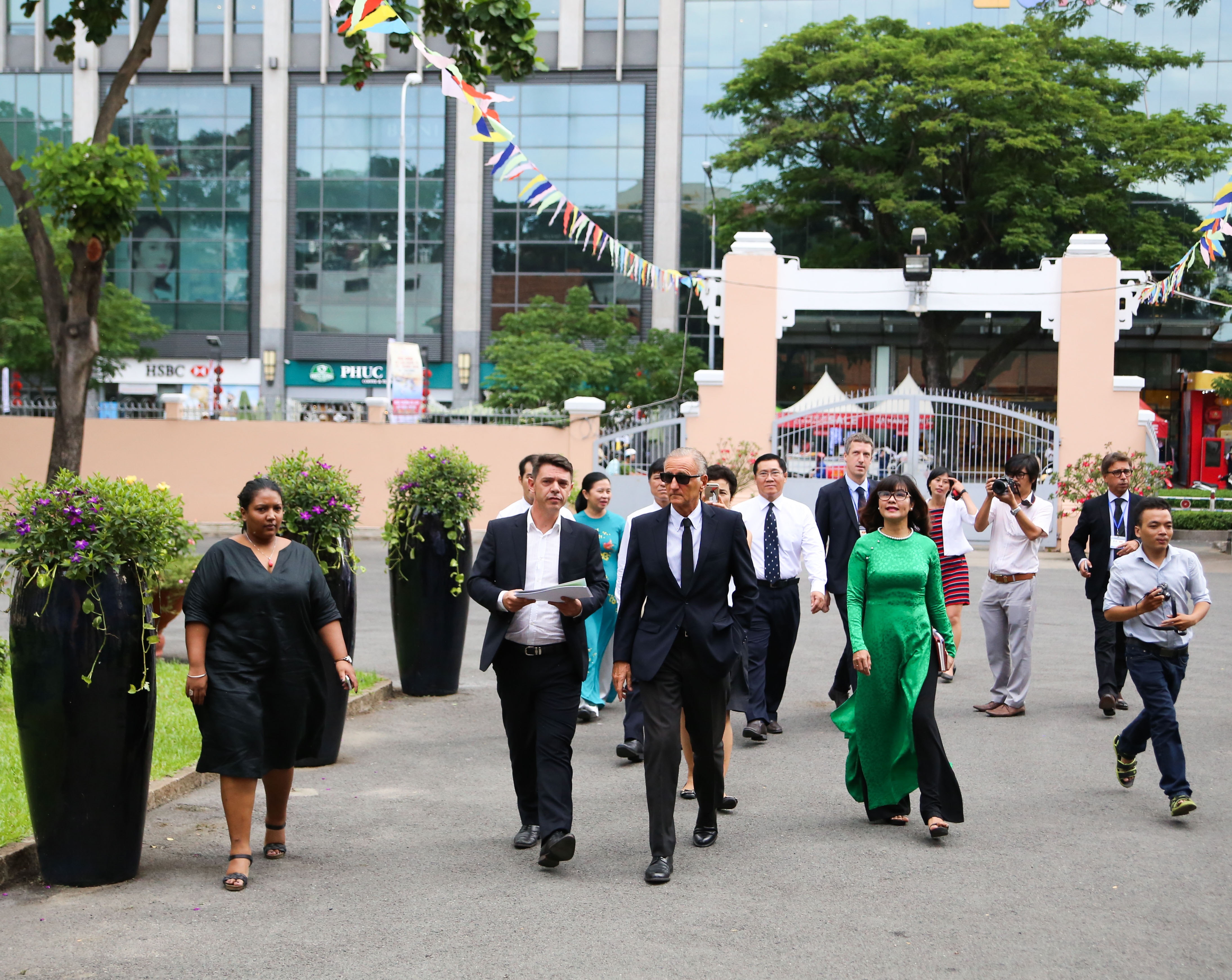 Quoc vu Khanh Phap den tham truong Le Hong Phong anh 1