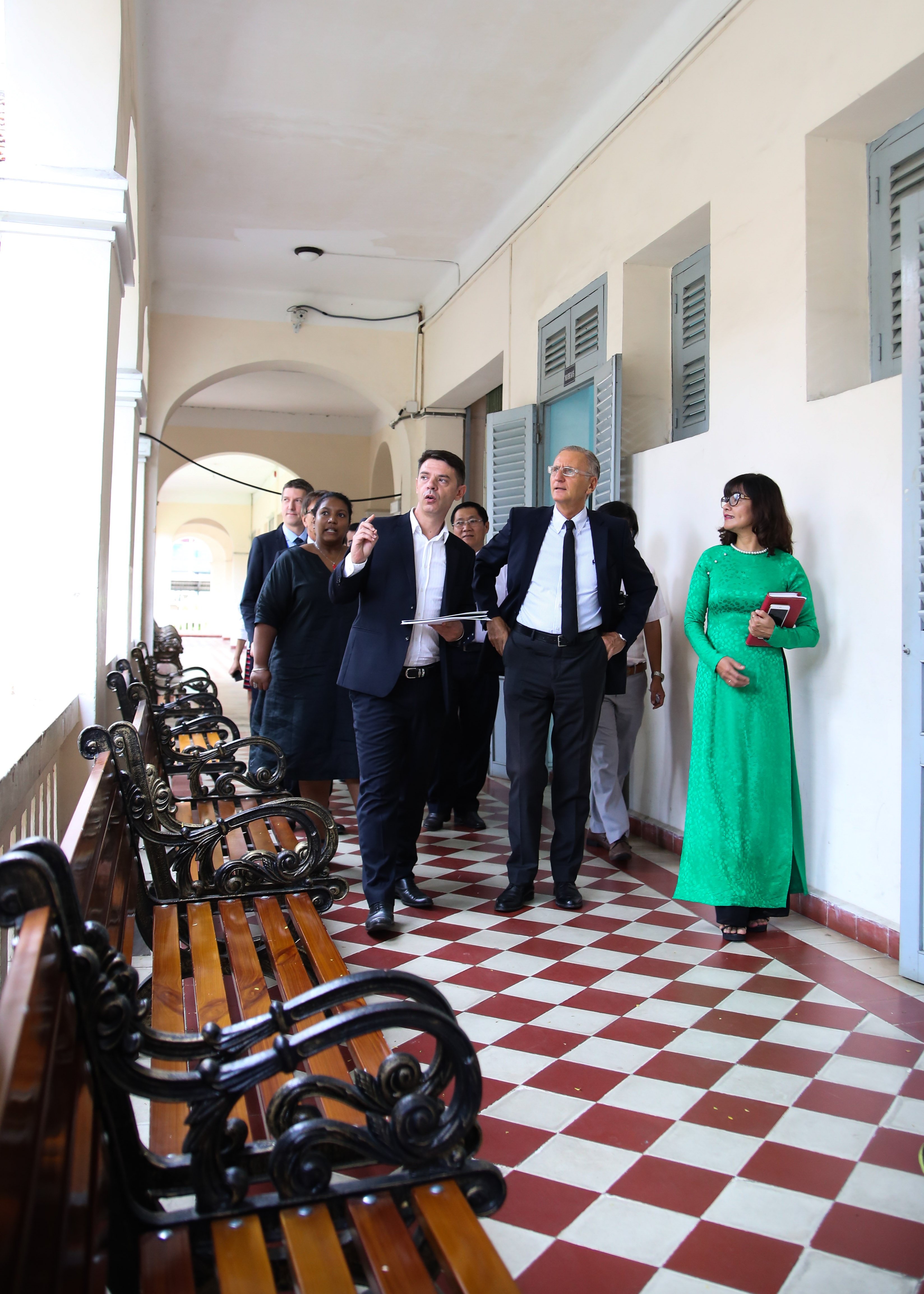 Quoc vu Khanh Phap den tham truong Le Hong Phong anh 4