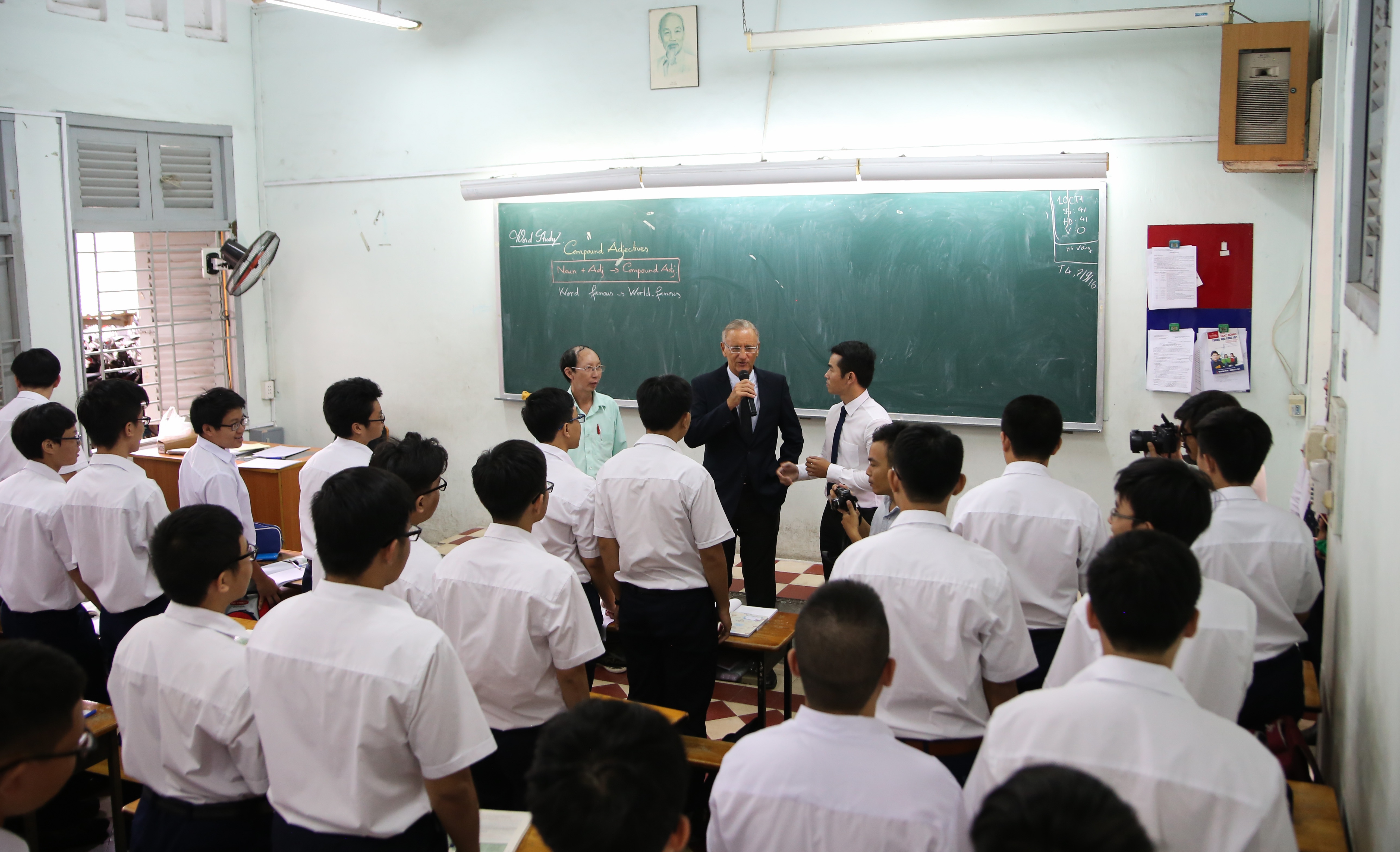 Quoc vu Khanh Phap den tham truong Le Hong Phong anh 5