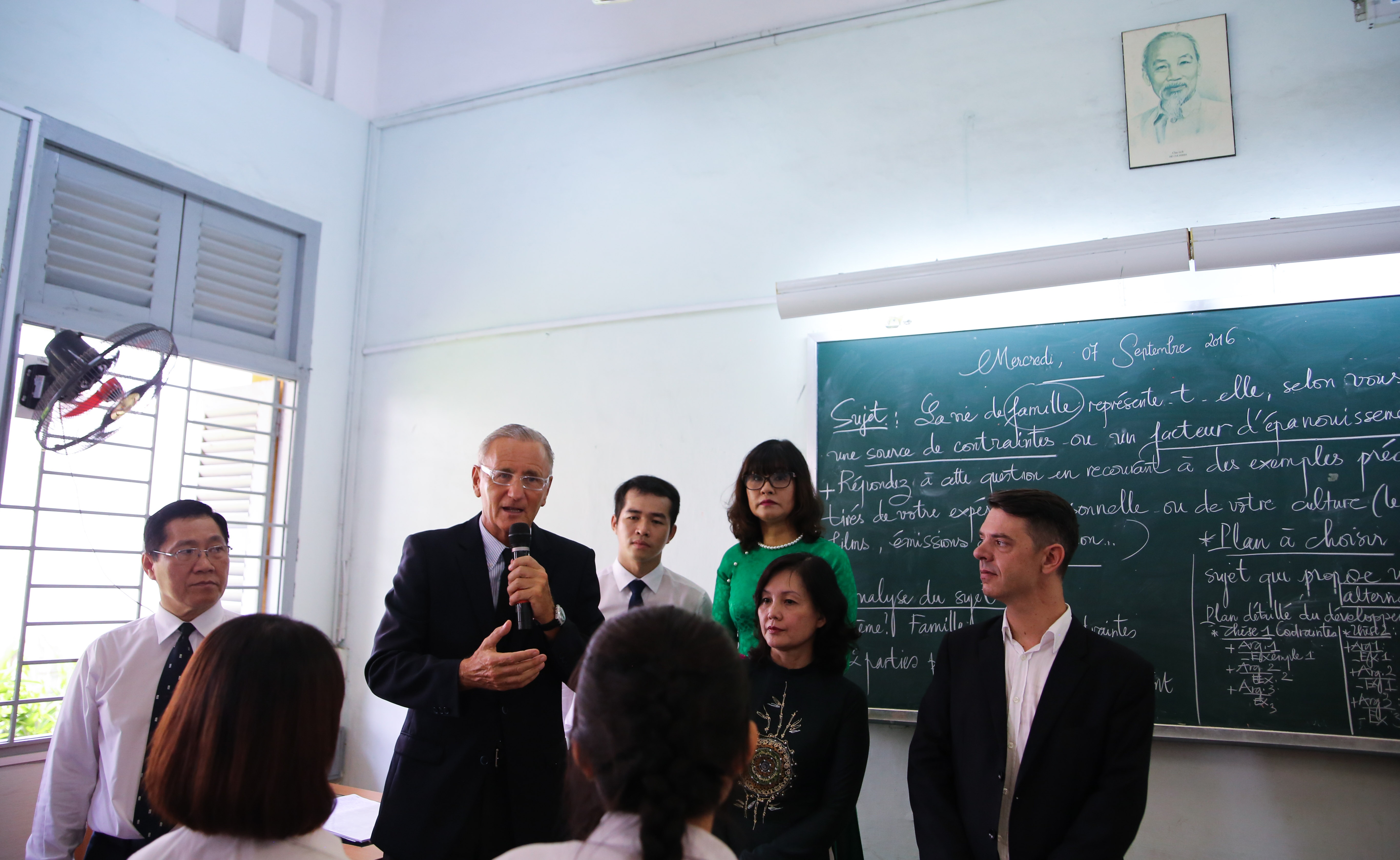 Quoc vu Khanh Phap den tham truong Le Hong Phong anh 6