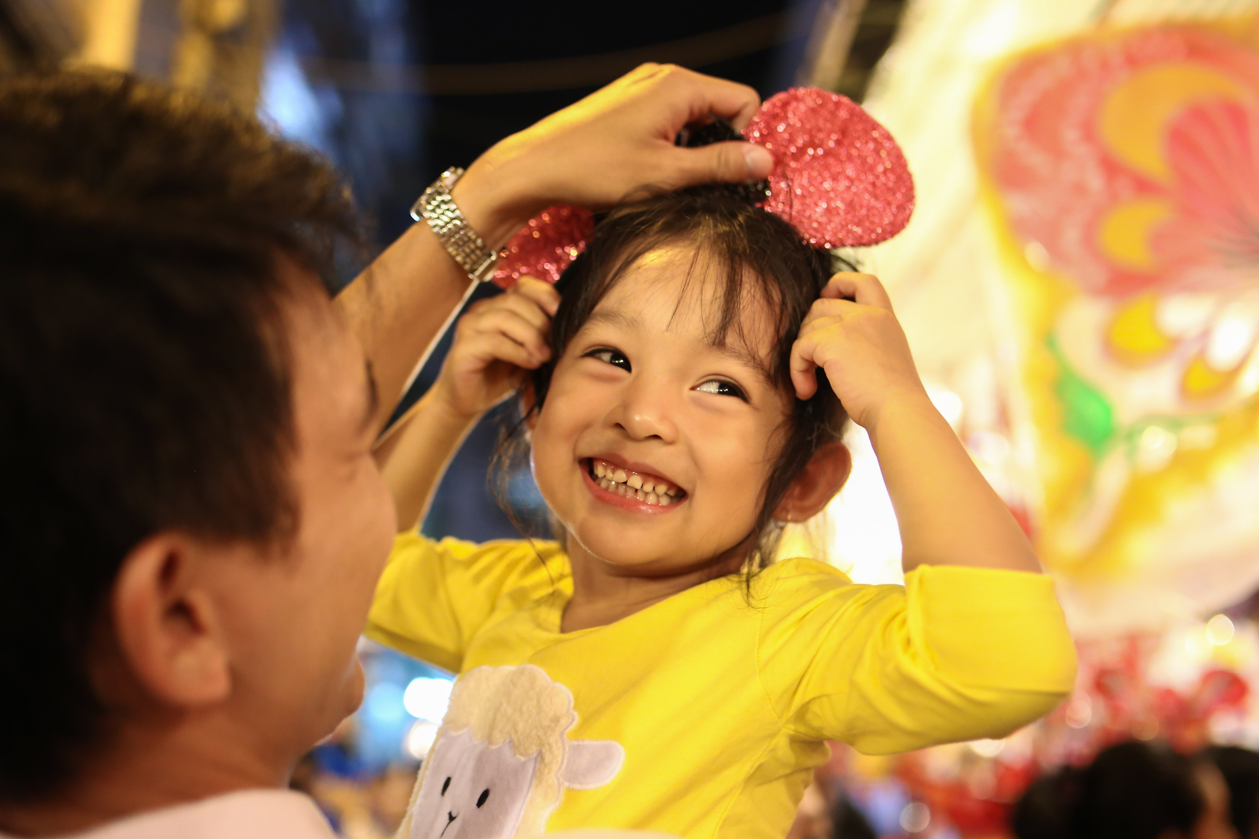 Pho long den Sai Gon dong duc khach truoc trung thu hinh anh