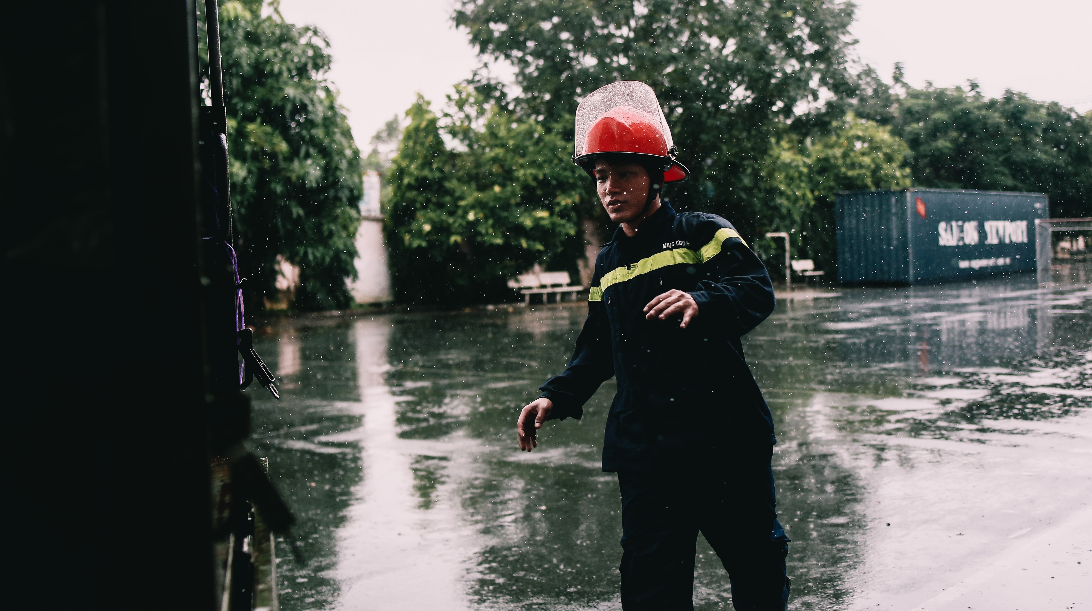 9x dien trai lam linh cuu ho anh 9