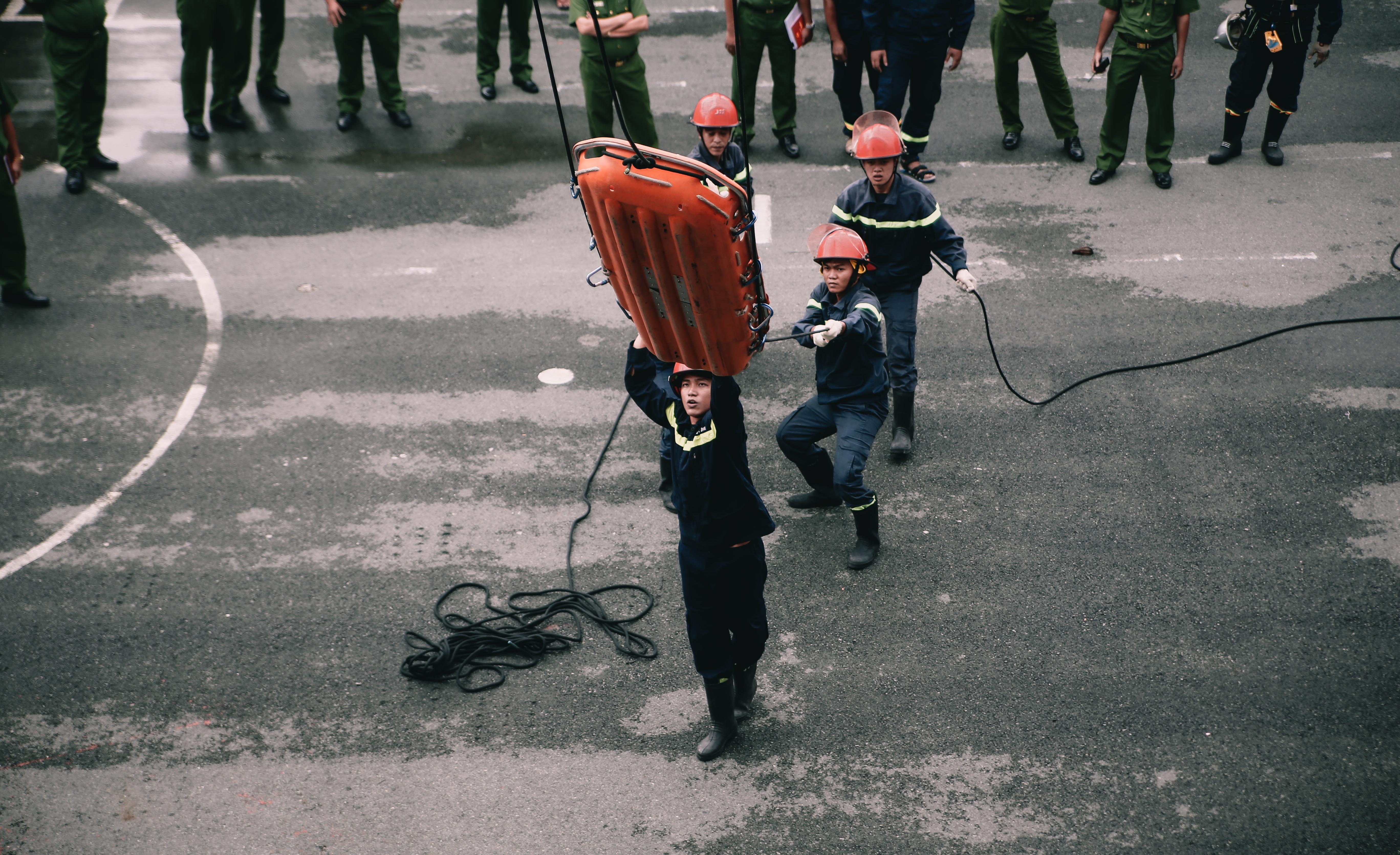 9x dien trai lam linh cuu ho anh 11