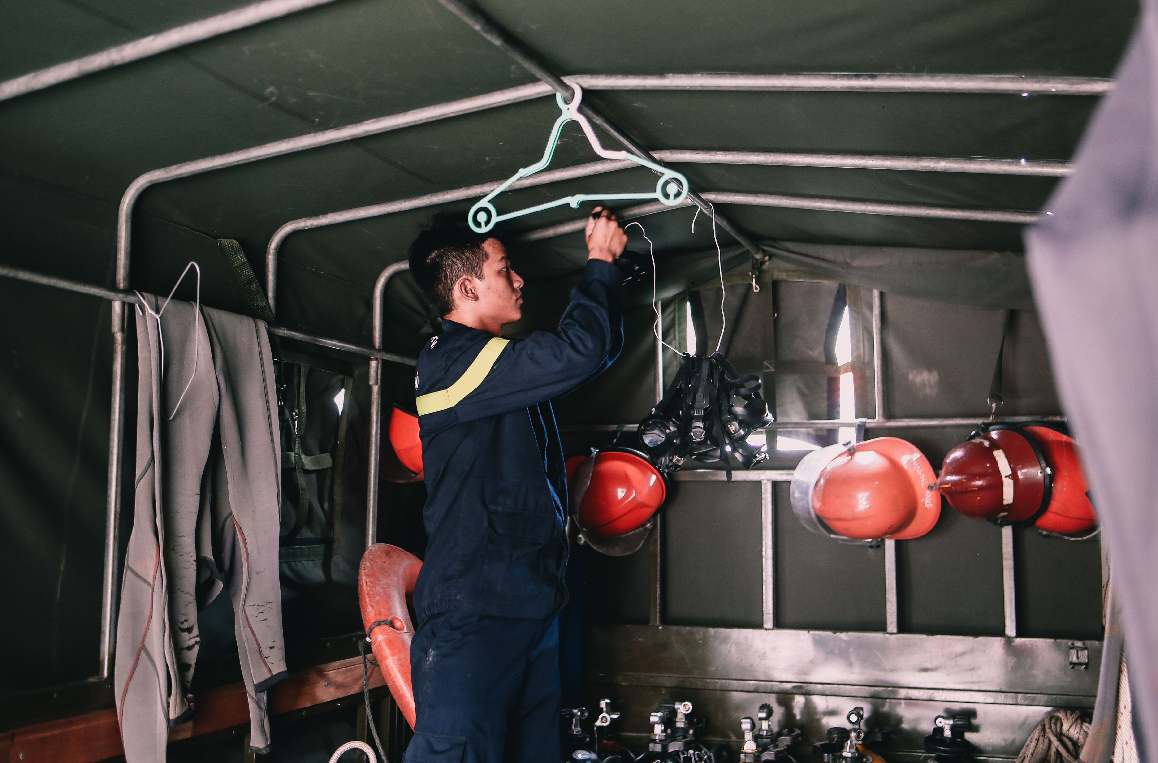 9x dien trai lam linh cuu ho anh 2