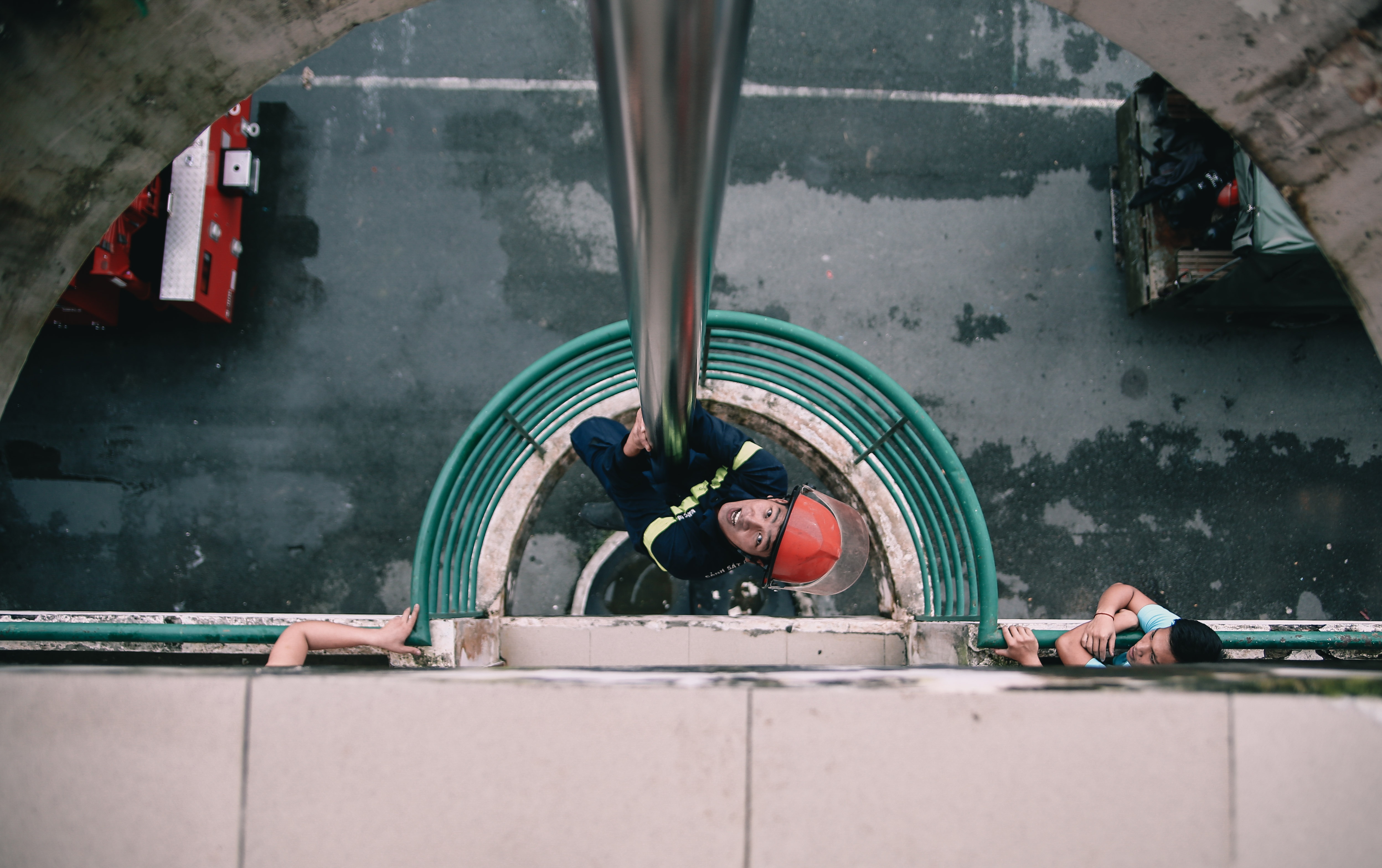 9x dien trai lam linh cuu ho anh 8