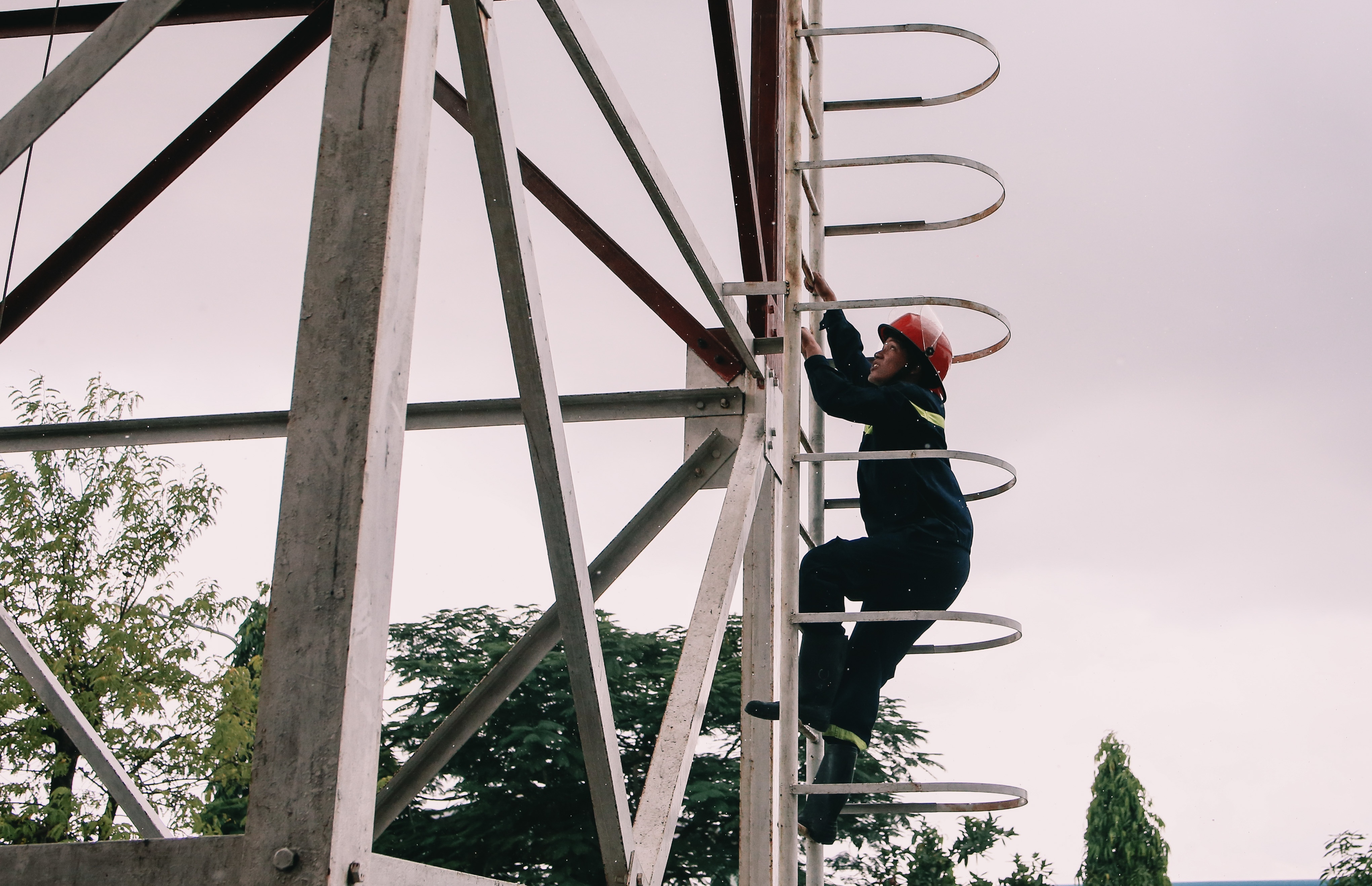 9x dien trai lam linh cuu ho anh 10