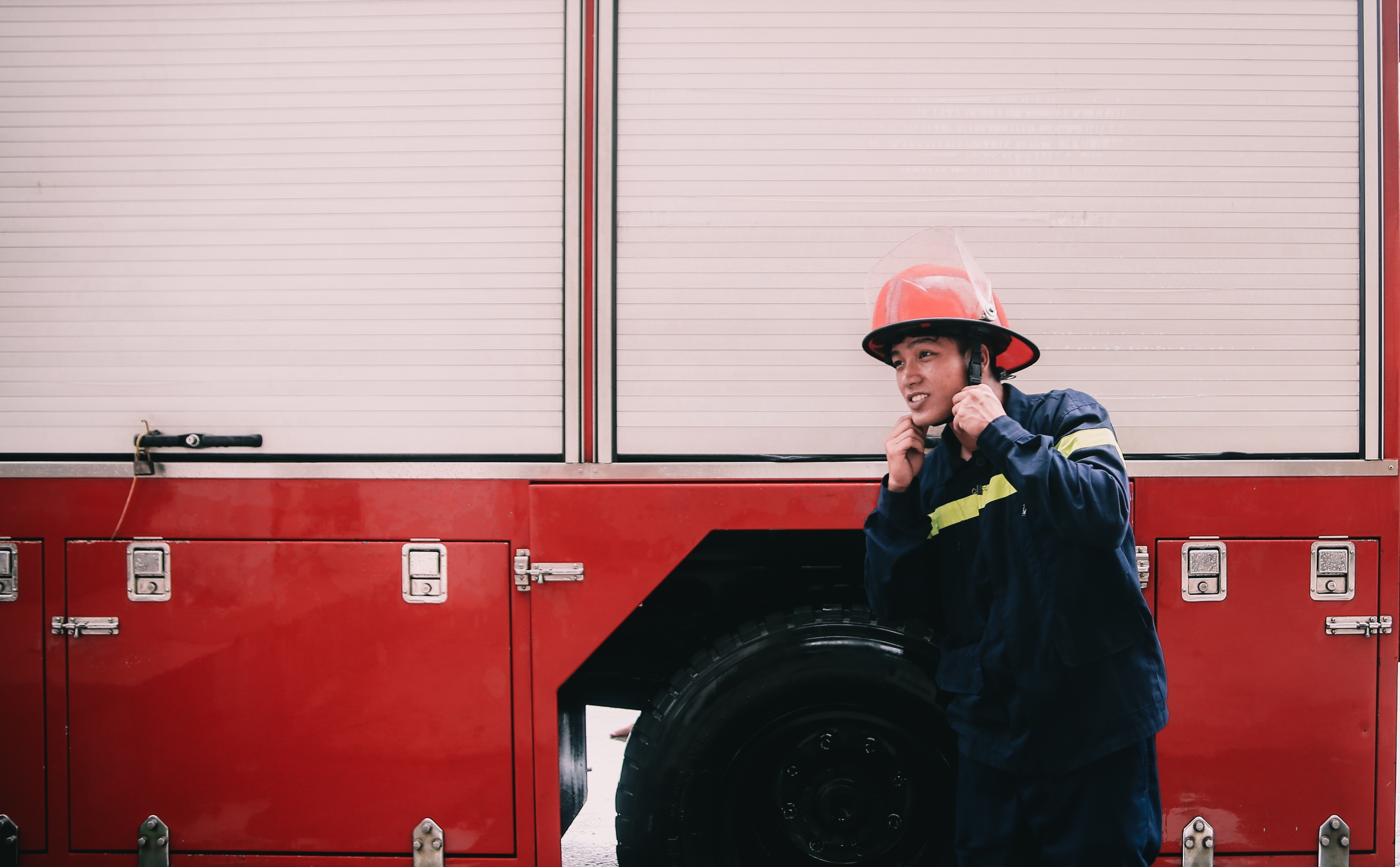 9x dien trai lam linh cuu ho anh 16