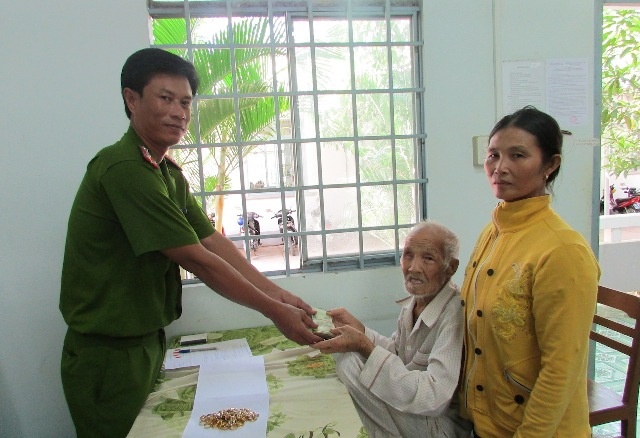 Công an huyện Tam Nông trao trả tài sản cho bị hại.