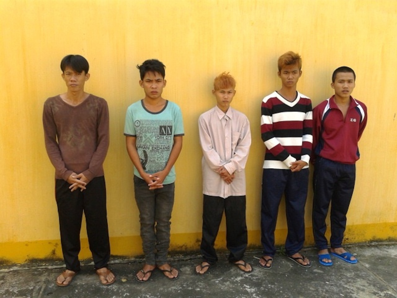 5 kẻ cướp vàng của ông lão ăn xin.