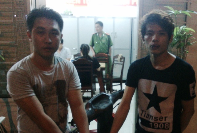 Bị truy đuổi, 2 tên cướp dùng mũ bảo hiểm tấn công cảnh sát.