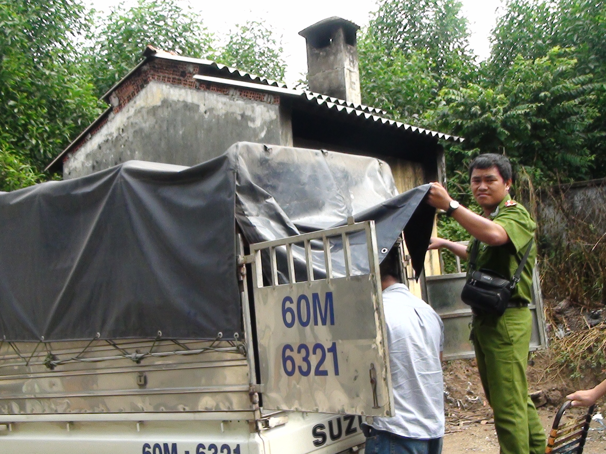 Vo phat hien chong chet trong tu the treo co hinh anh